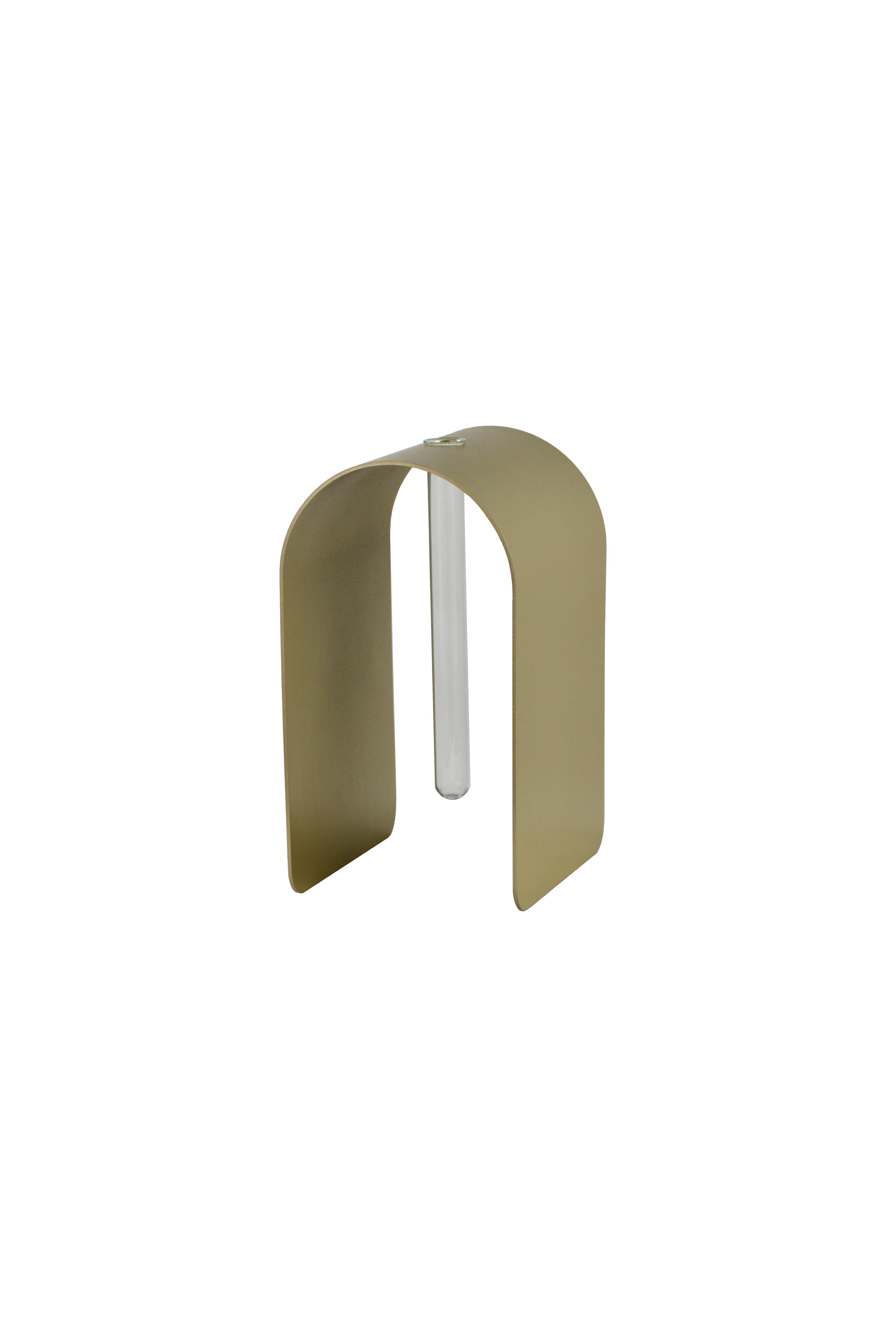 XXI secolo e contemporaneo Vaso Gold Dahlia di WM Metal Design in vendita
