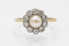 18k Gold daisy ring with pearl and diamonds, early 20th century.