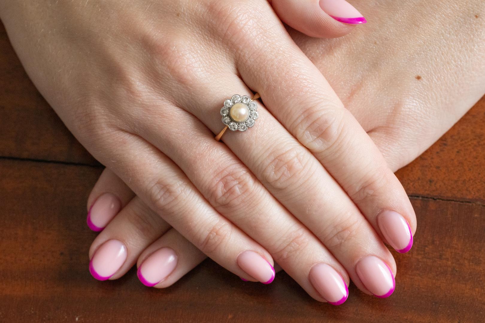 Art Nouveau Gold daisy ring with pearl and diamonds, early 20th century. For Sale