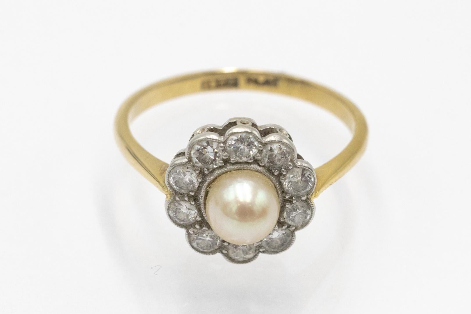 Gold daisy ring with pearl and diamonds, early 20th century. In Good Condition For Sale In Chorzów, PL