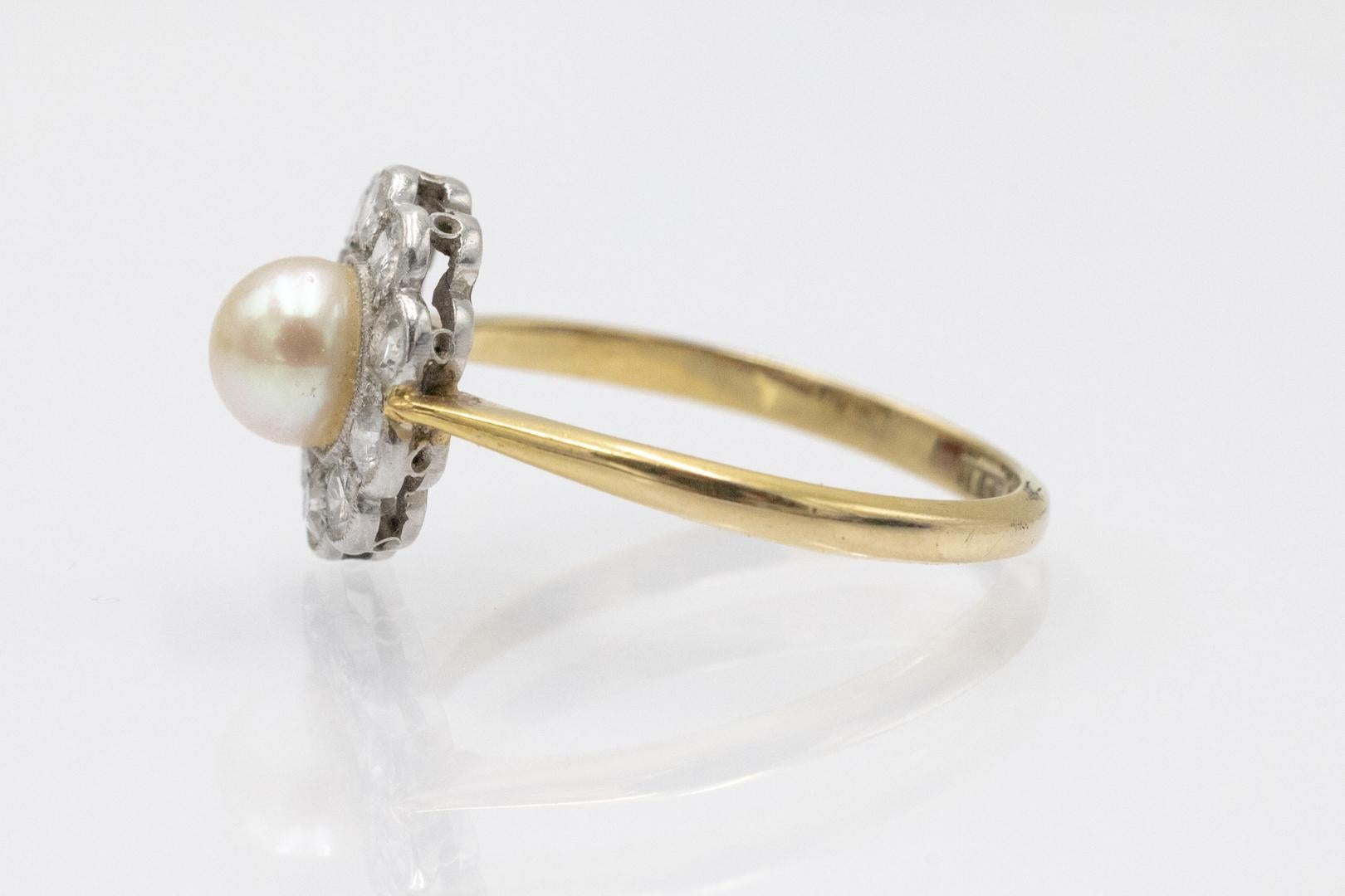 Women's Gold daisy ring with pearl and diamonds, early 20th century. For Sale