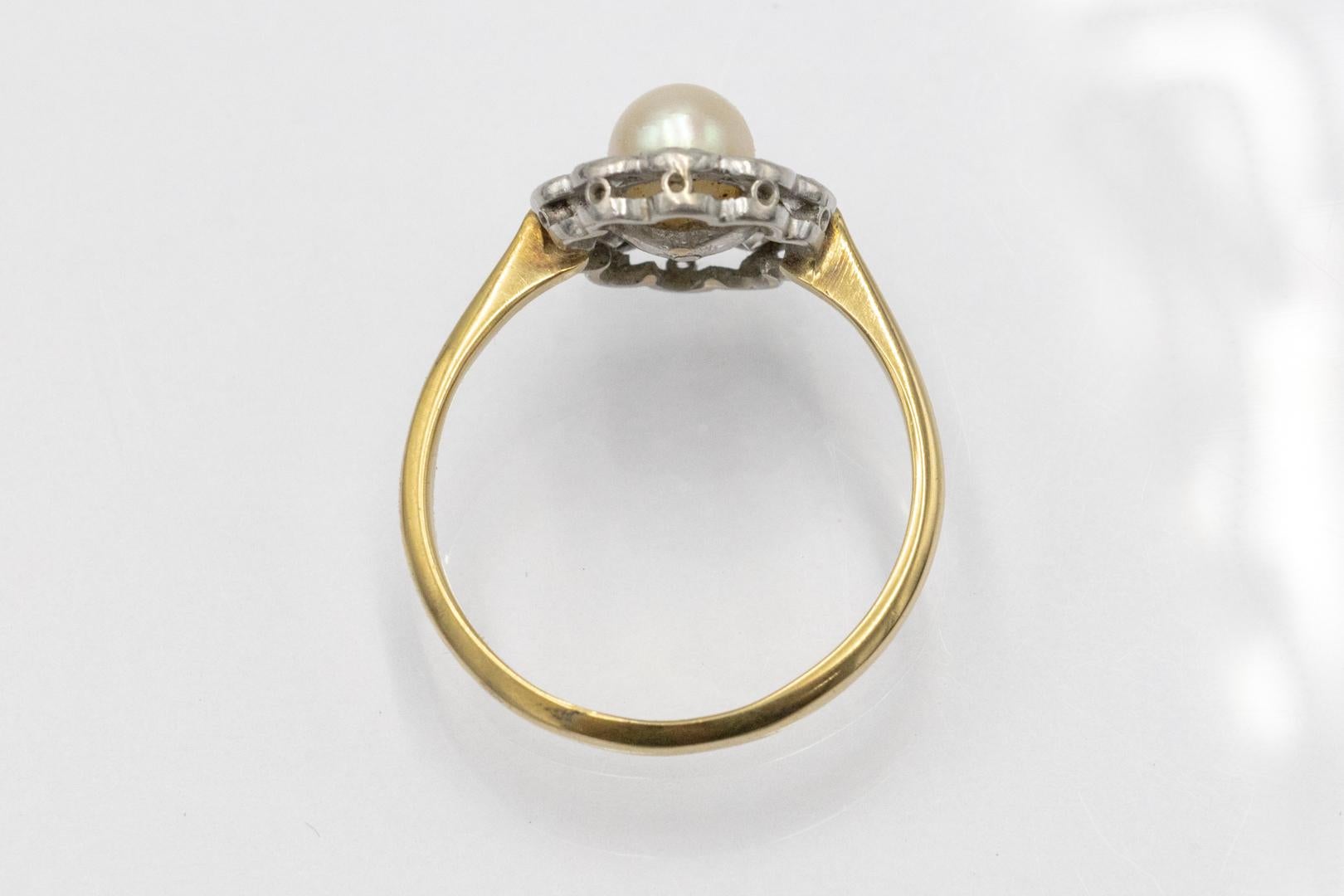 Gold daisy ring with pearl and diamonds, early 20th century. For Sale 1