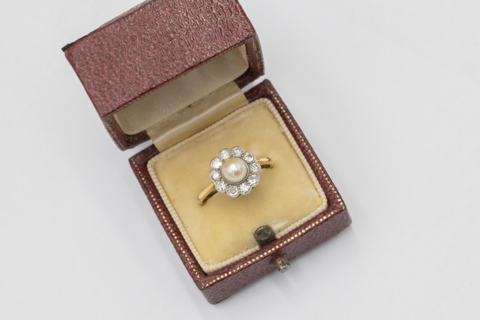 Gold daisy ring with pearl and diamonds, early 20th century. For Sale 2