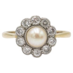 Gold daisy ring with pearl and diamonds, early 20th century.