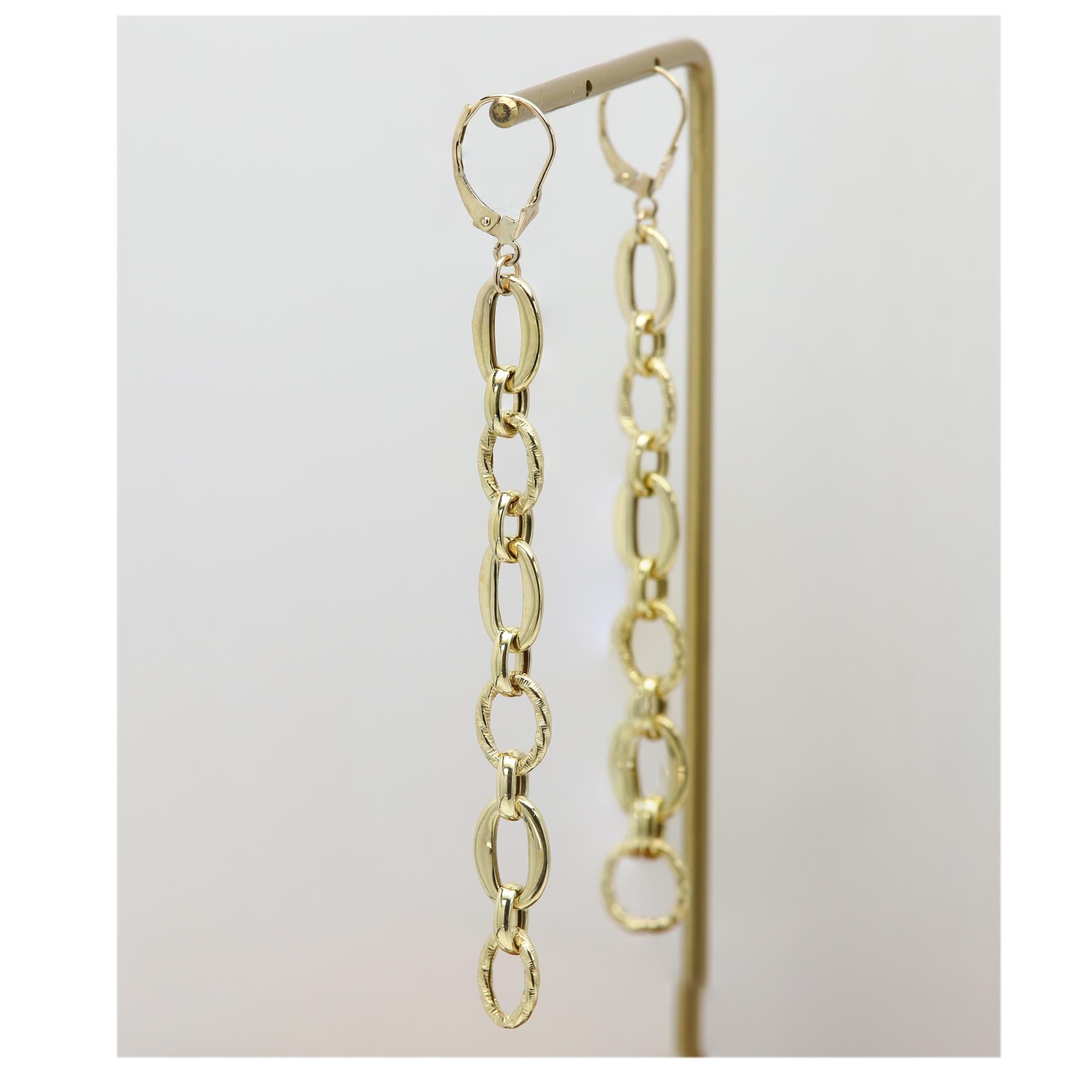 New
Long Dangle Earrings
14k Real Gold approx weight 4.0 grams total
Has designer texture type style among the links
made from a Italian Gold Link Chain
Approx 3' Inch Long
Lever back type closure
+Gift Box