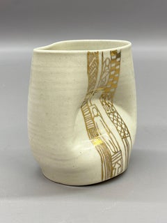 Jarrón de cerámica decorado en oro, firmado JTN 1979