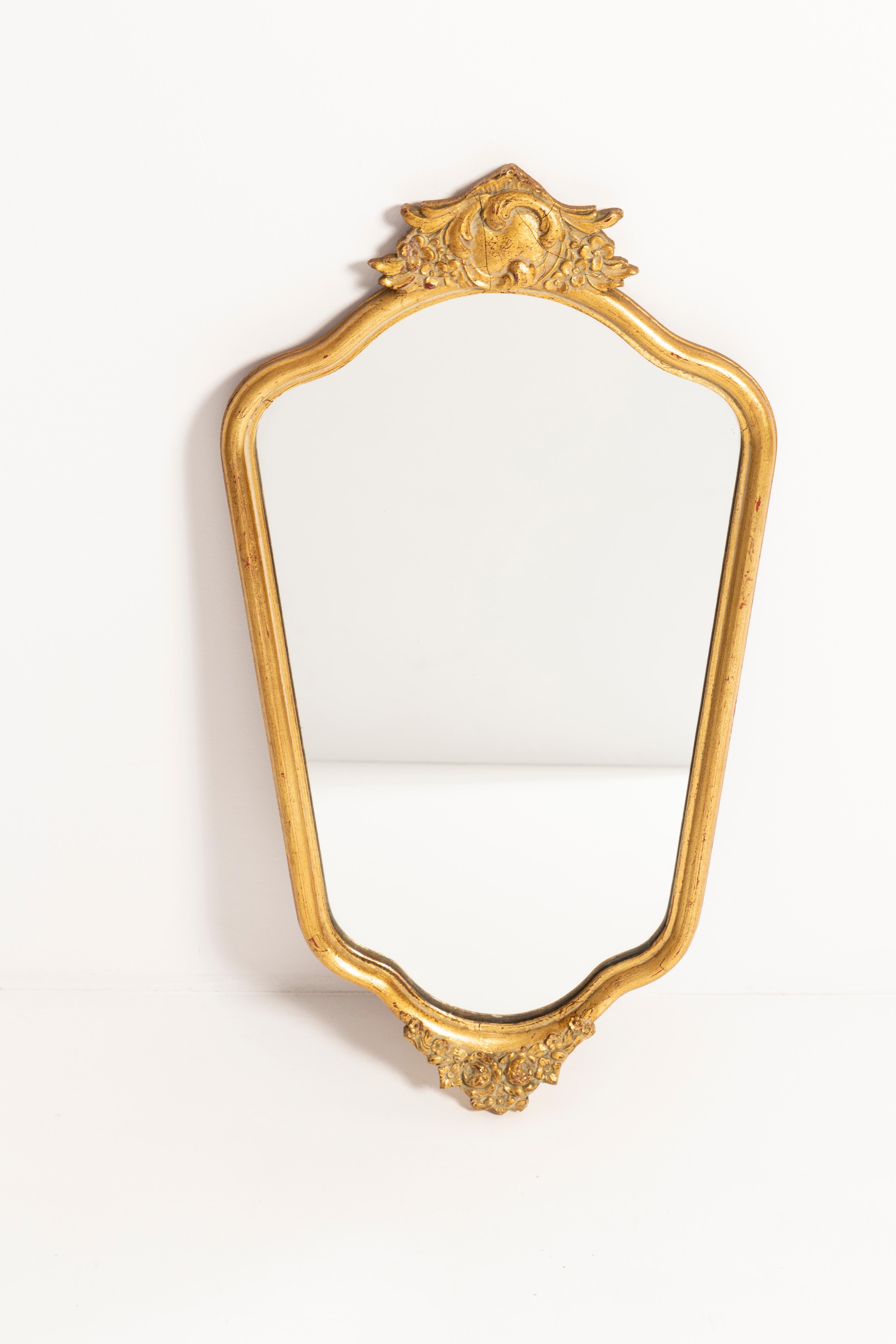 Schöner Spiegel in einem goldenen Zierrahmen aus Italien. Der Rahmen ist aus Holz gefertigt. Spiegel ist in sehr gutem Vintage-Zustand, keine Schäden oder Risse im Rahmen. Original Glas. Ein schönes Stück für jedes Interieur! Nur ein einziges Stück.