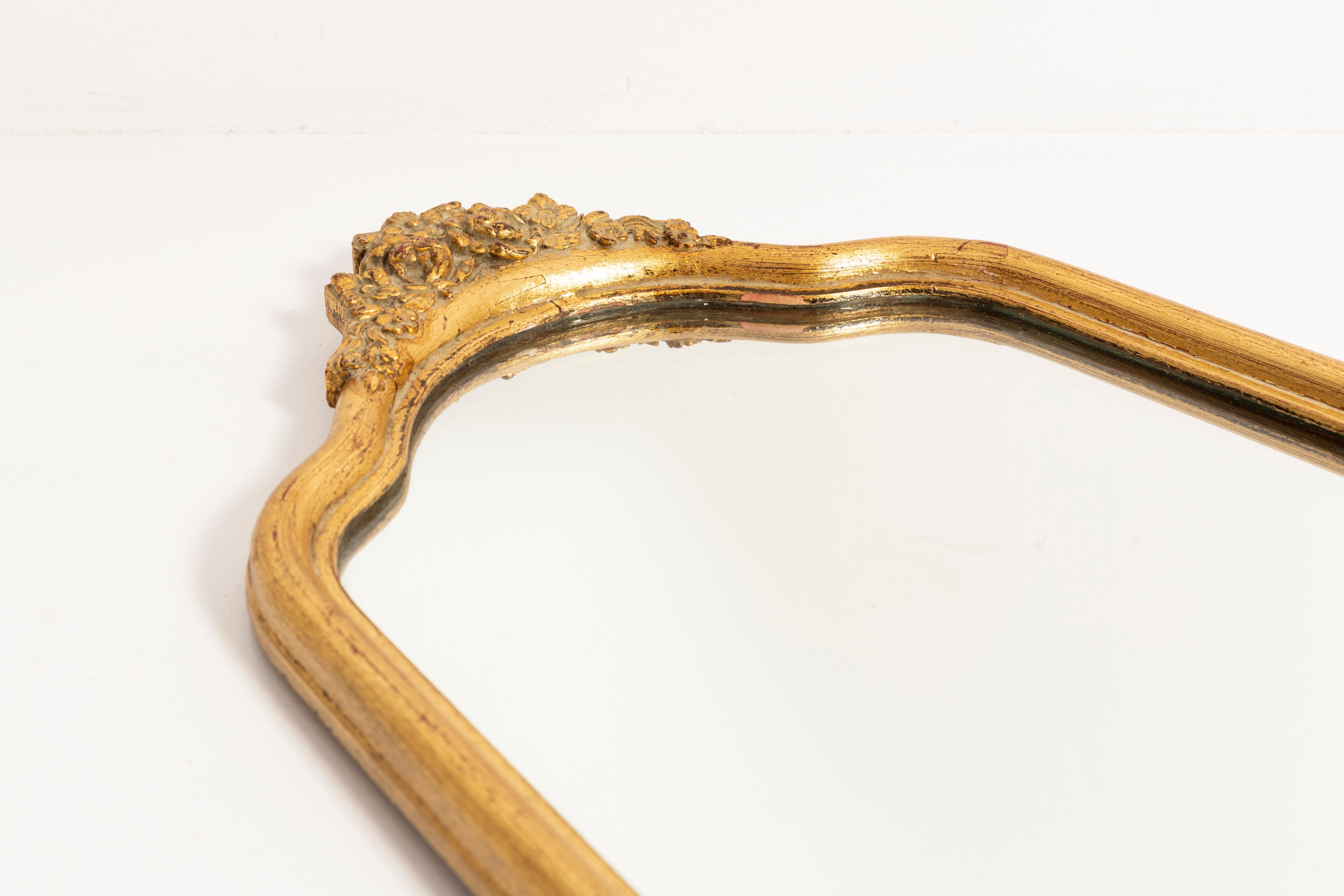 Metallo Specchio decorativo in legno dorato, Italia, anni '60 in vendita