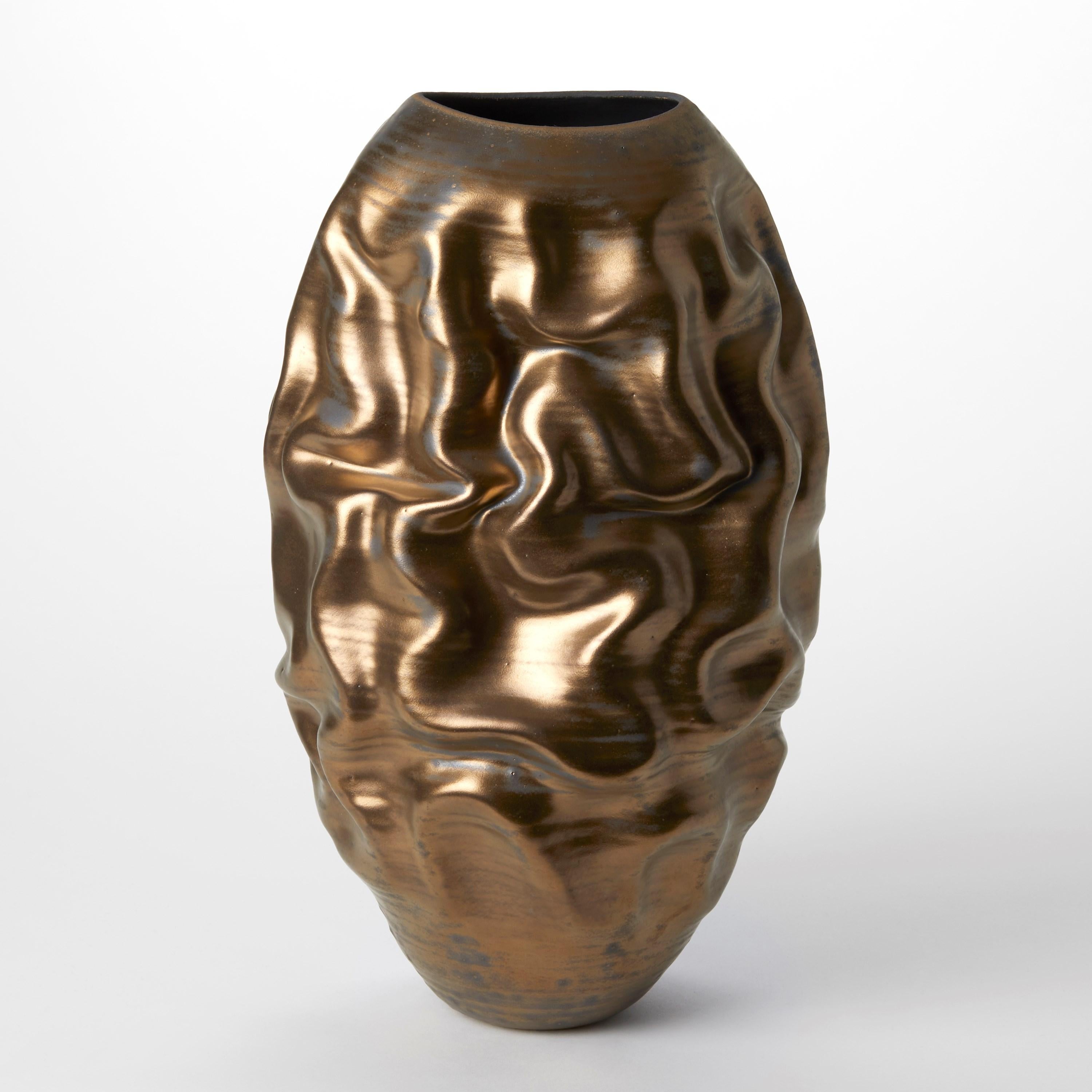 Gold Dehydrated Form No 150, Bronzegefäß aus Keramik mit Rillen von Nicholas Arroyave (Organische Moderne) im Angebot