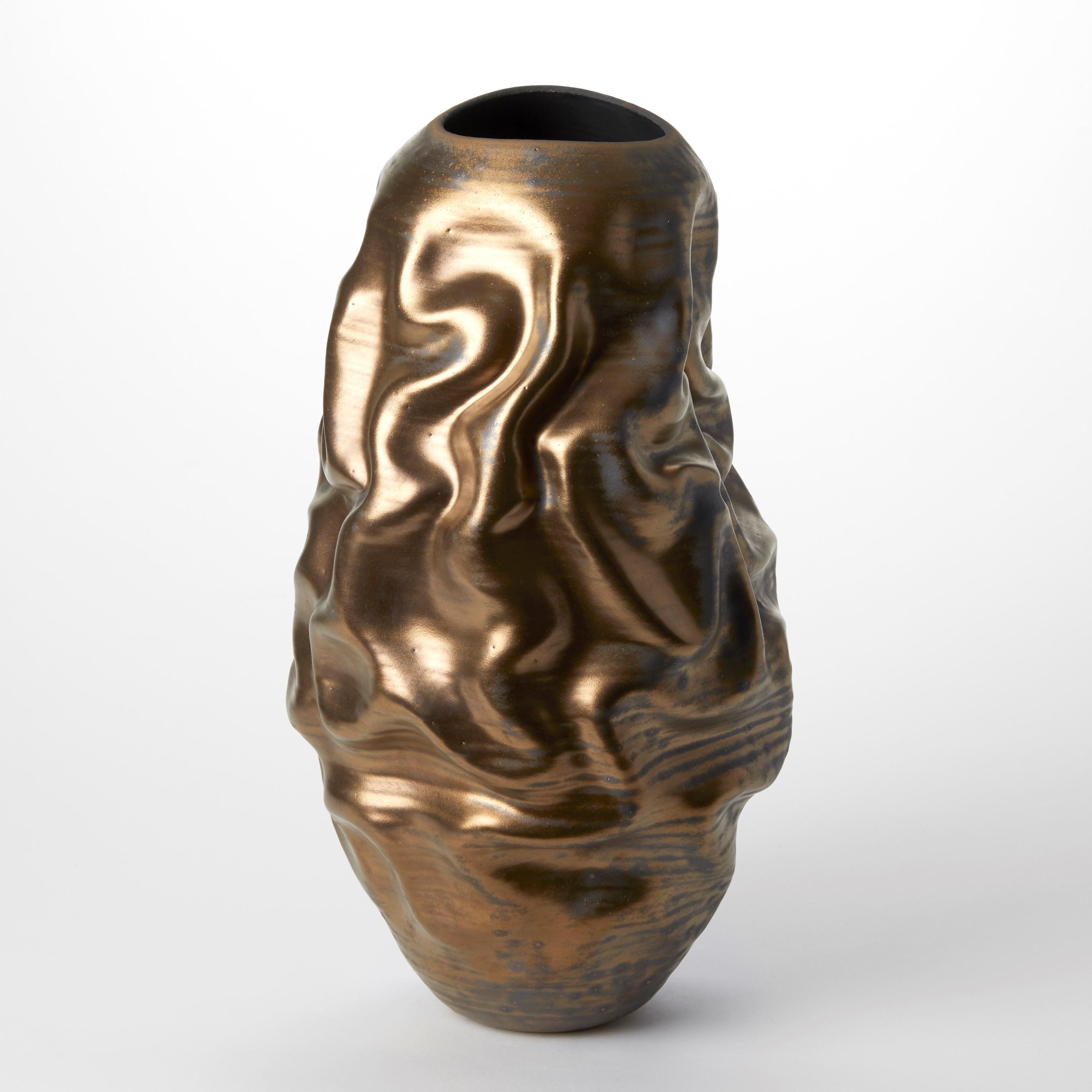 Gold Dehydrated Form No 150, Bronzegefäß aus Keramik mit Rillen von Nicholas Arroyave (Spanisch) im Angebot