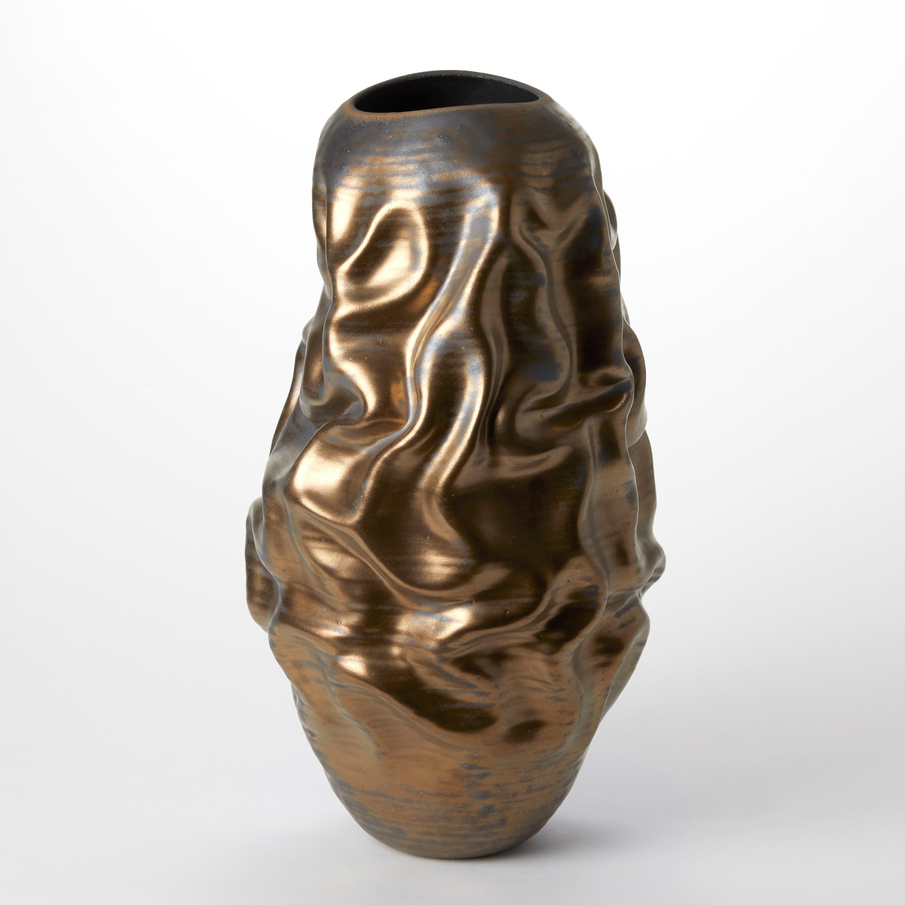Gold Dehydrated Form No 150, Bronzegefäß aus Keramik mit Rillen von Nicholas Arroyave (Handgefertigt) im Angebot