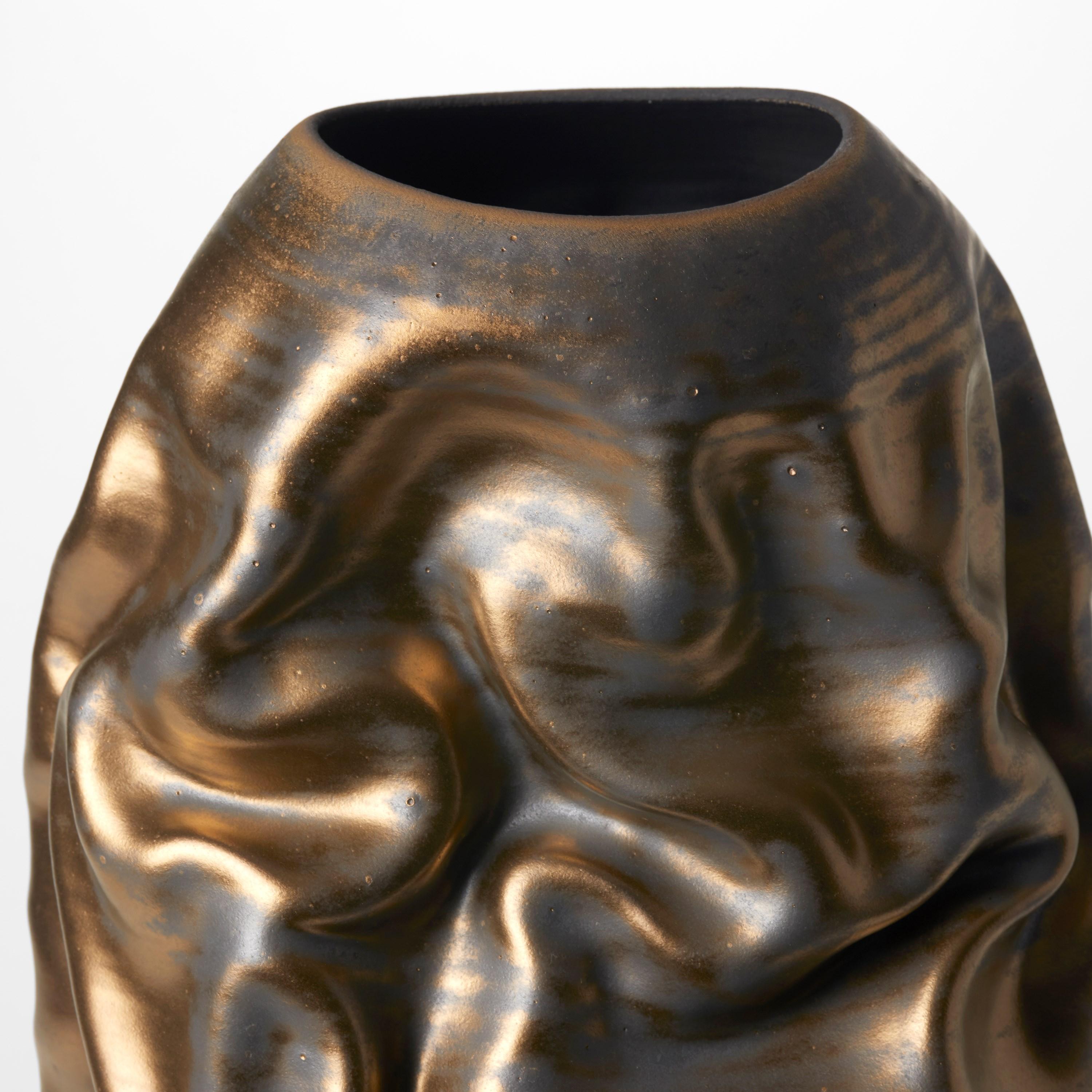 Gold Dehydrated Form No 150, Bronzegefäß aus Keramik mit Rillen von Nicholas Arroyave im Zustand „Neu“ im Angebot in London, GB