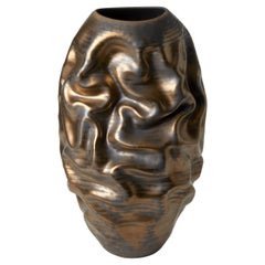 Gold Dehydrated Form No 150, vaso in ceramica sgualcita in bronzo di Nicholas Arroyave