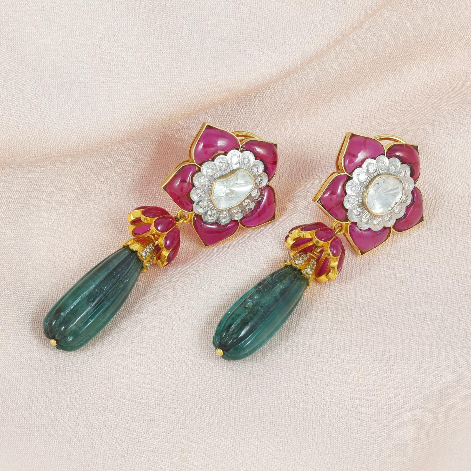 Gold-Diamant 51 Karat Smaragd-Rubin-Ohrringe, lange geschnitzte Smaragd-Rubin-Ohrringe im Angebot 6