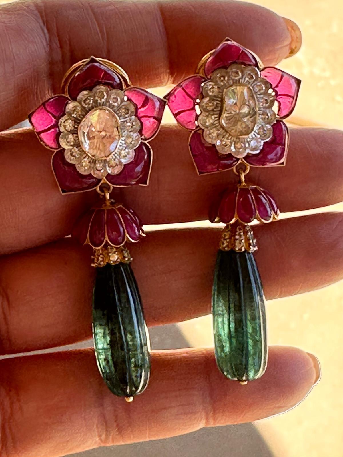 Boucles d'oreilles rubis émeraude 51 carats, boucles d'oreilles rubis émeraude, boucles d'oreilles rubis fleur, bijoux de noël, boucles d'oreilles rubis, boucles d'oreilles rubis, boucles d'oreilles diamant rubis
Valeur exceptionnelle - Superbes