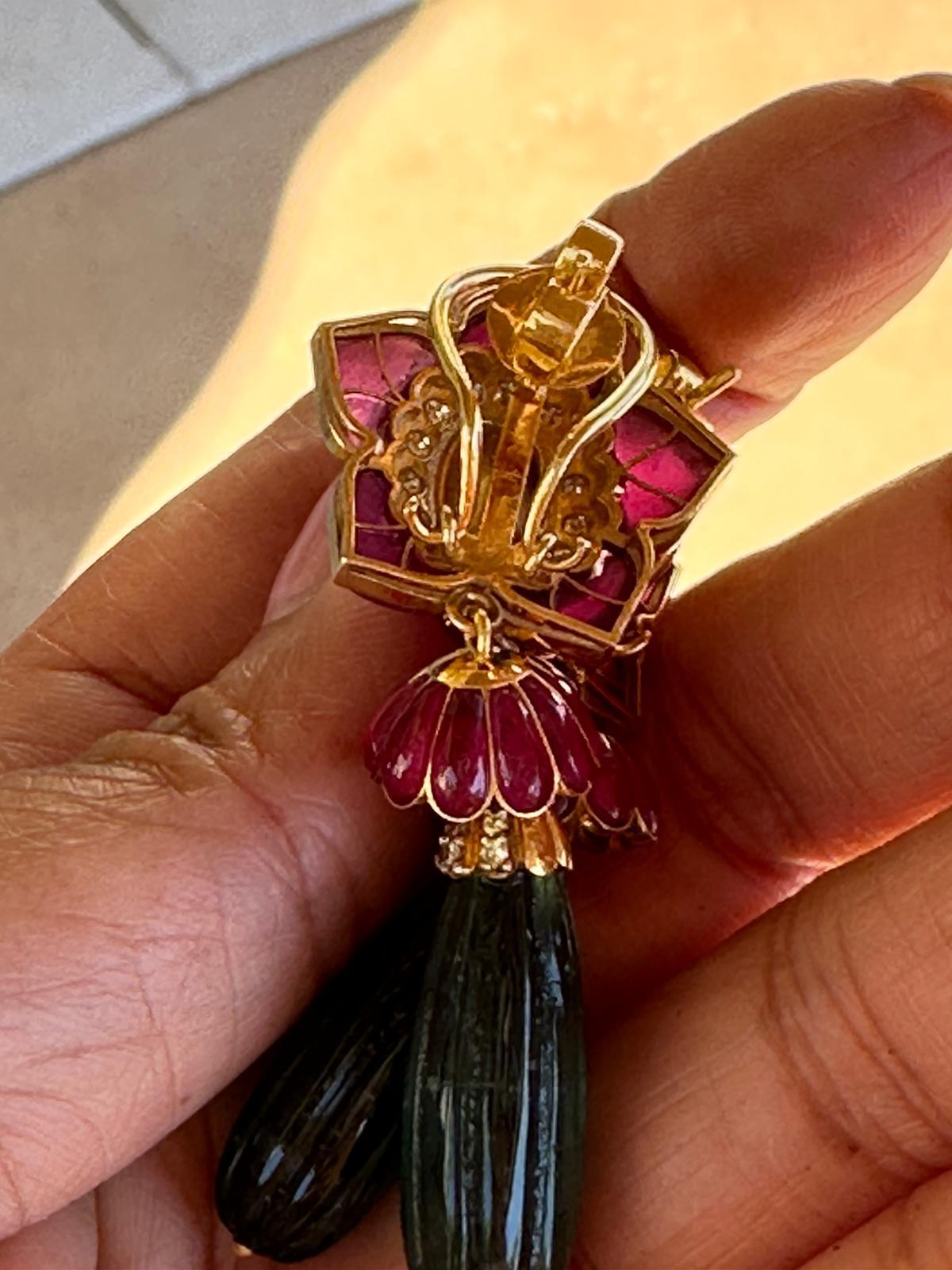Gold-Diamant 51 Karat Smaragd-Rubin-Ohrringe, lange geschnitzte Smaragd-Rubin-Ohrringe im Zustand „Neu“ im Angebot in Yorba Linda, CA
