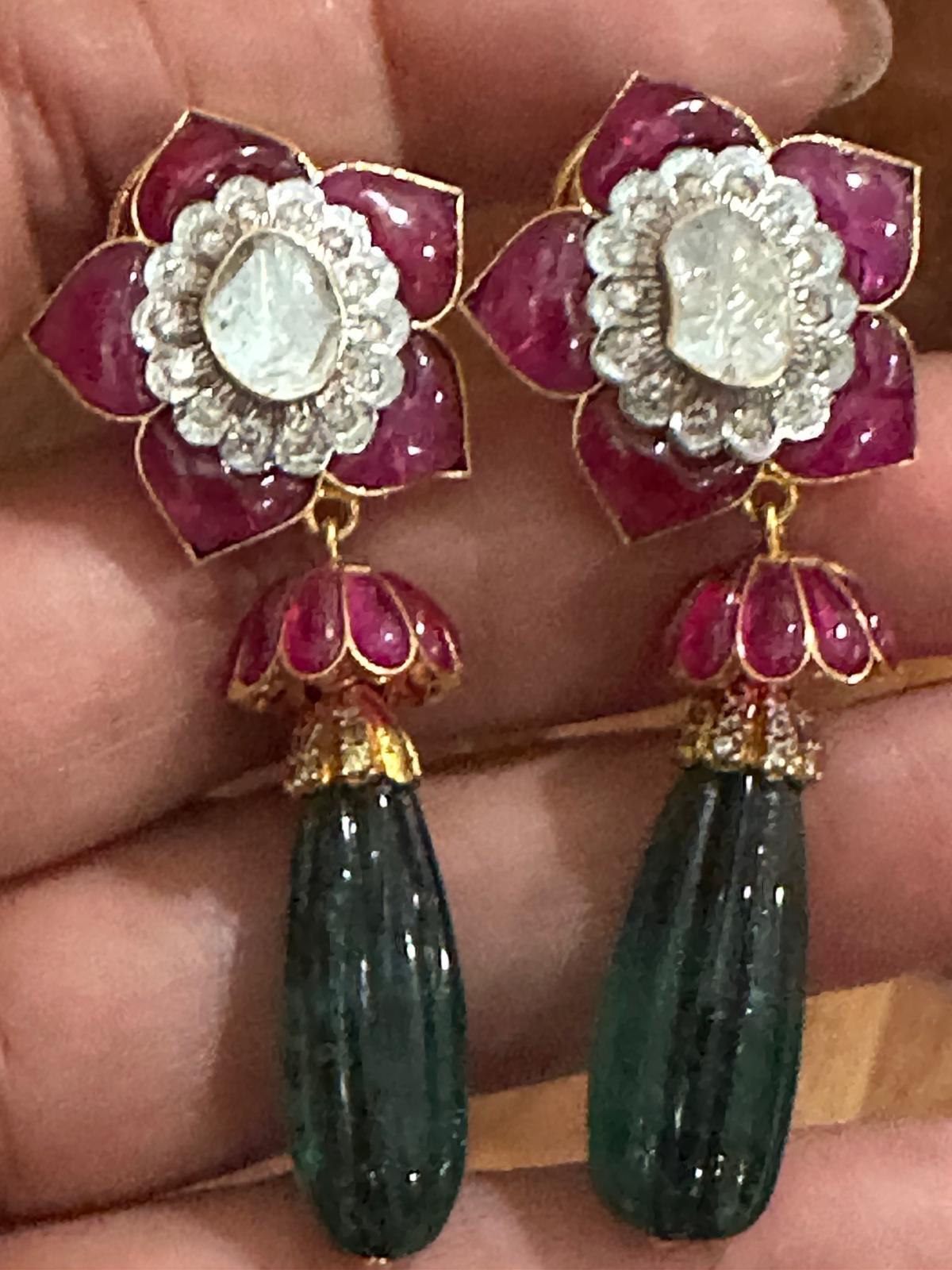 Boucles d'oreilles émeraude rubis diamant 51 carats, longues boucles d'oreilles émeraude rubis sculptées Pour femmes en vente