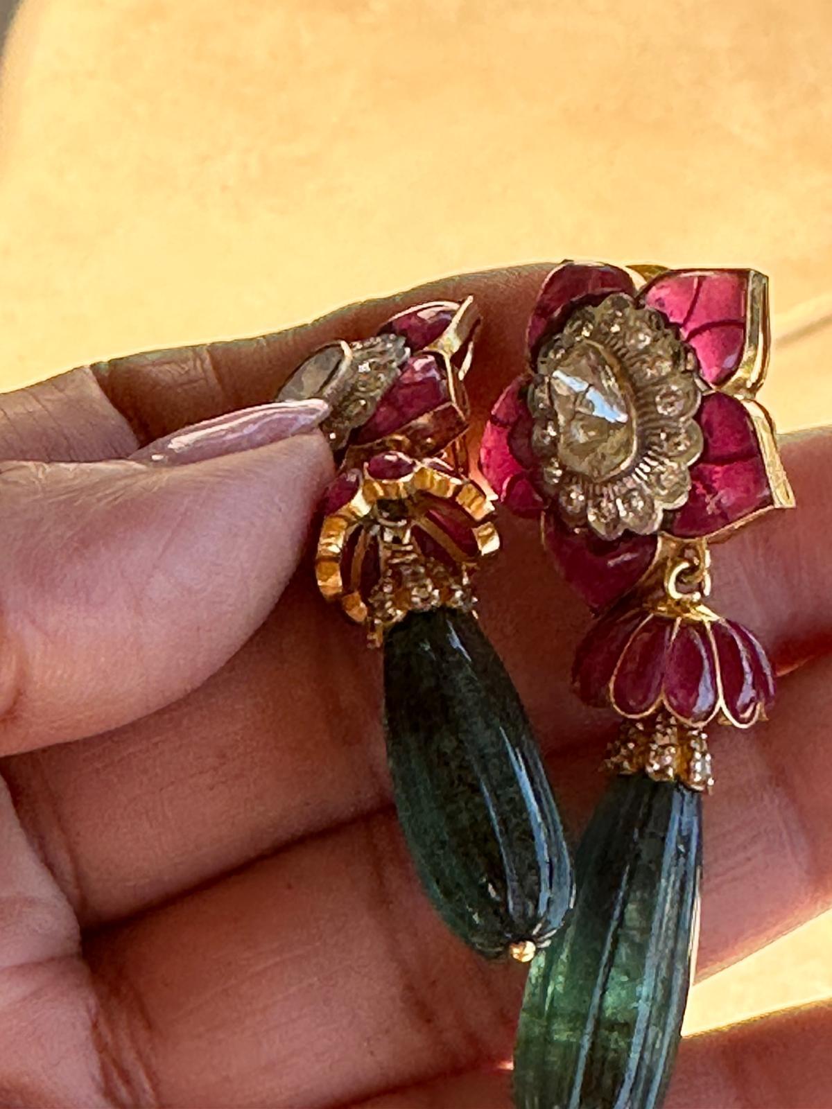 Boucles d'oreilles émeraude rubis diamant 51 carats, longues boucles d'oreilles émeraude rubis sculptées en vente 1