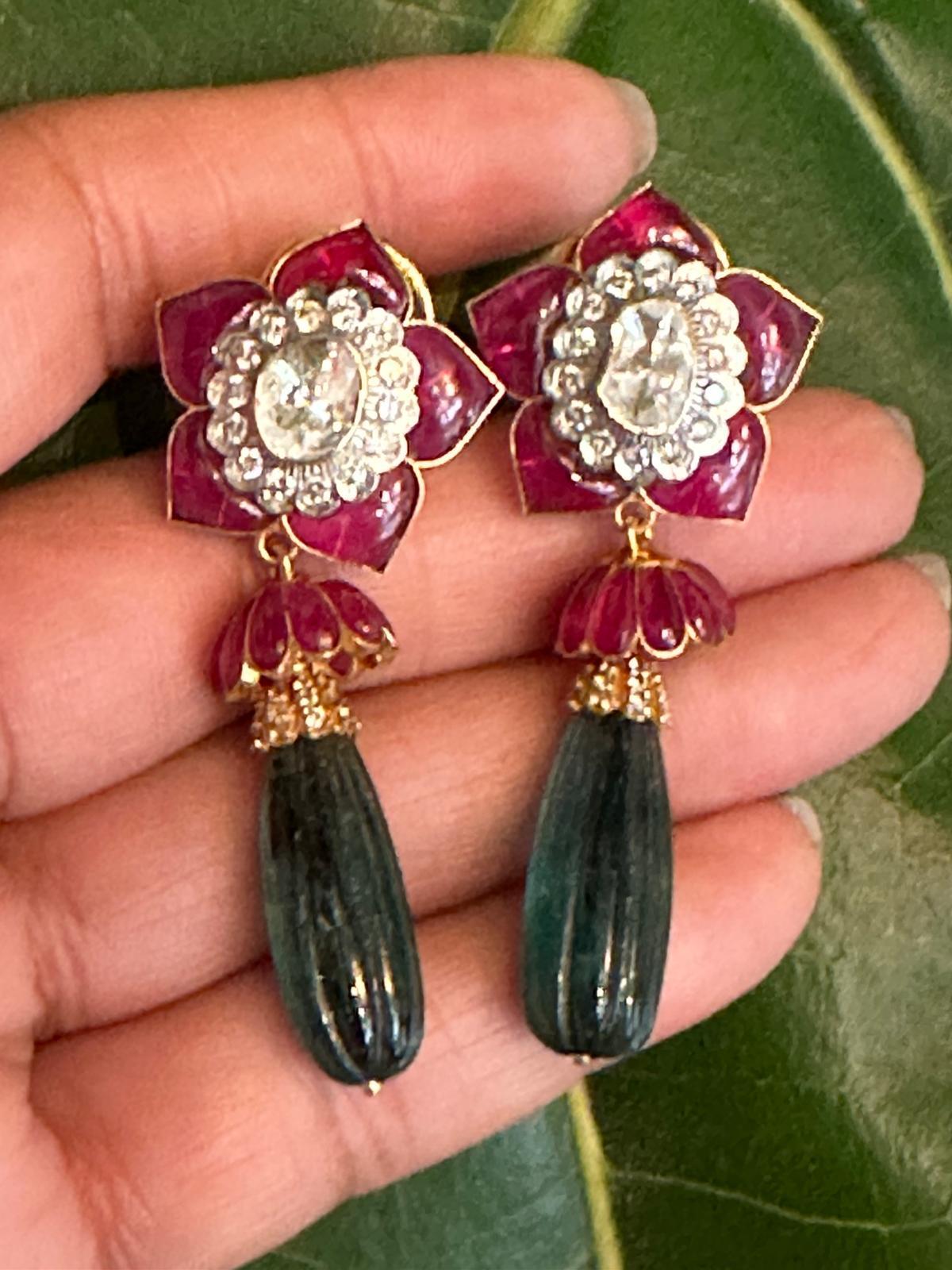 Boucles d'oreilles émeraude rubis diamant 51 carats, longues boucles d'oreilles émeraude rubis sculptées en vente 2