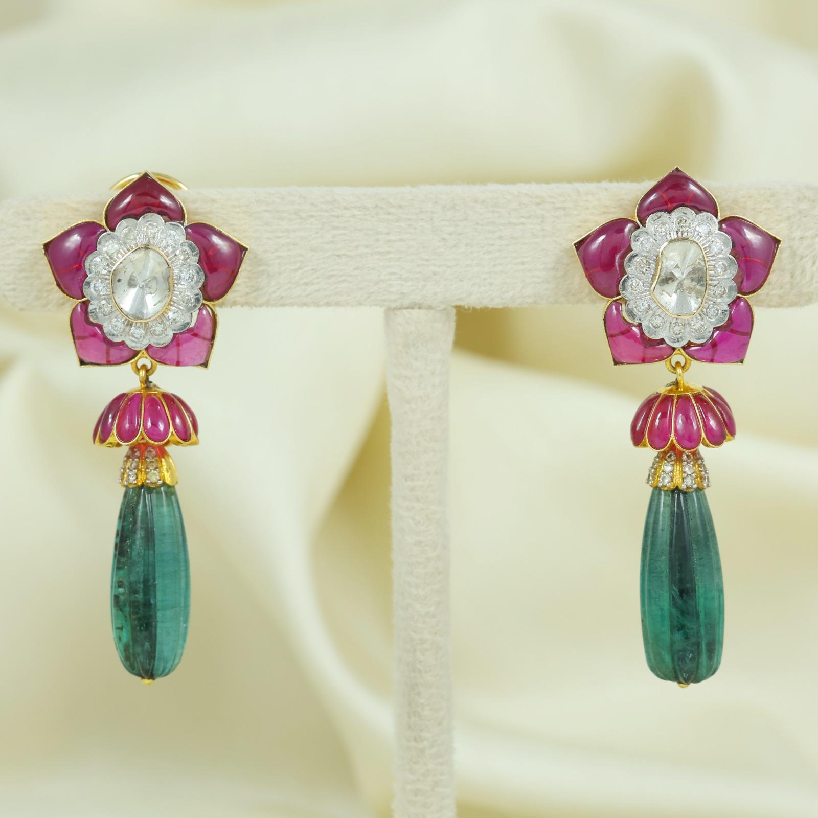Boucles d'oreilles émeraude rubis diamant 51 carats, longues boucles d'oreilles émeraude rubis sculptées en vente 3