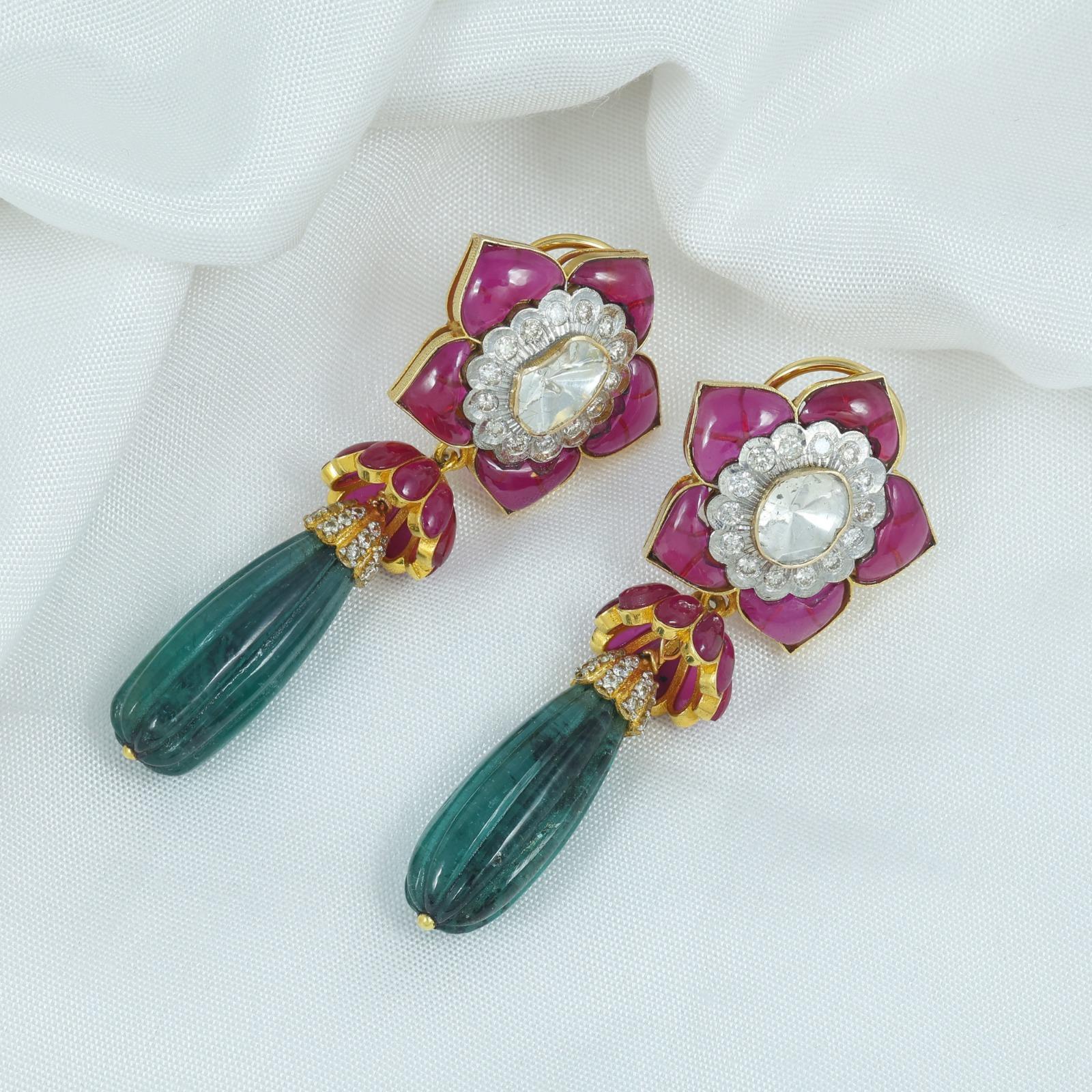 Boucles d'oreilles émeraude rubis diamant 51 carats, longues boucles d'oreilles émeraude rubis sculptées en vente 4