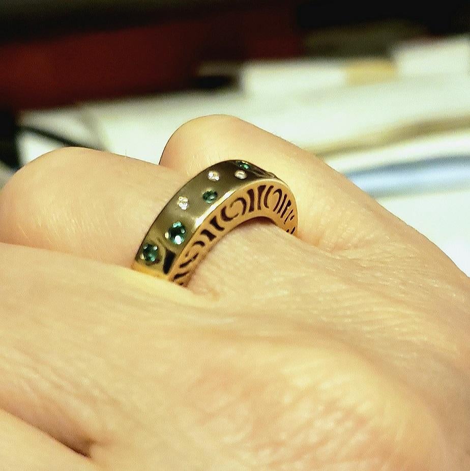 Gold, Diamond and Emerald Band Ring In New Condition In Carlisle, MA