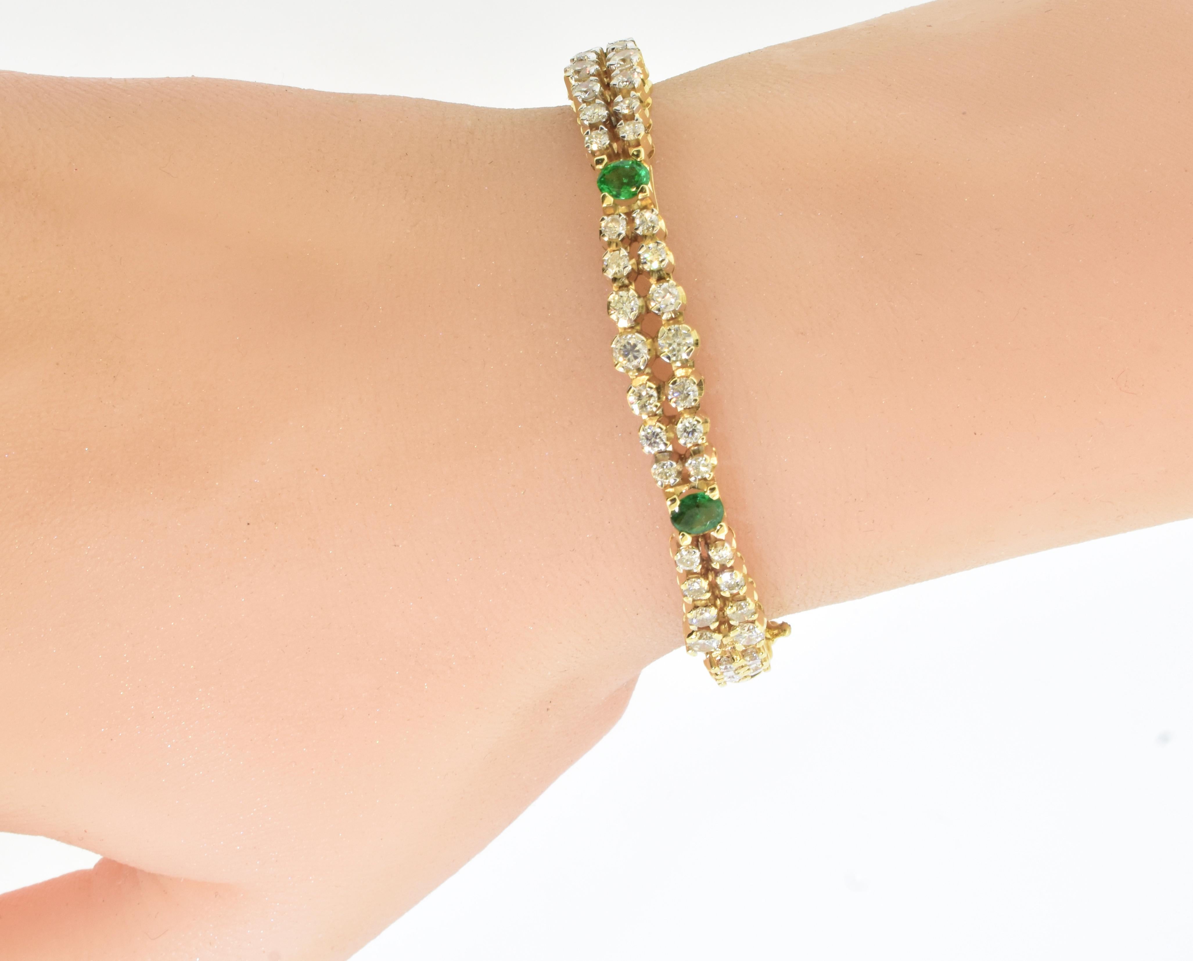 Zeitgenössisches Armband aus Gold, Diamanten und Smaragden mit feiner doppelter Reihe (Brillantschliff)