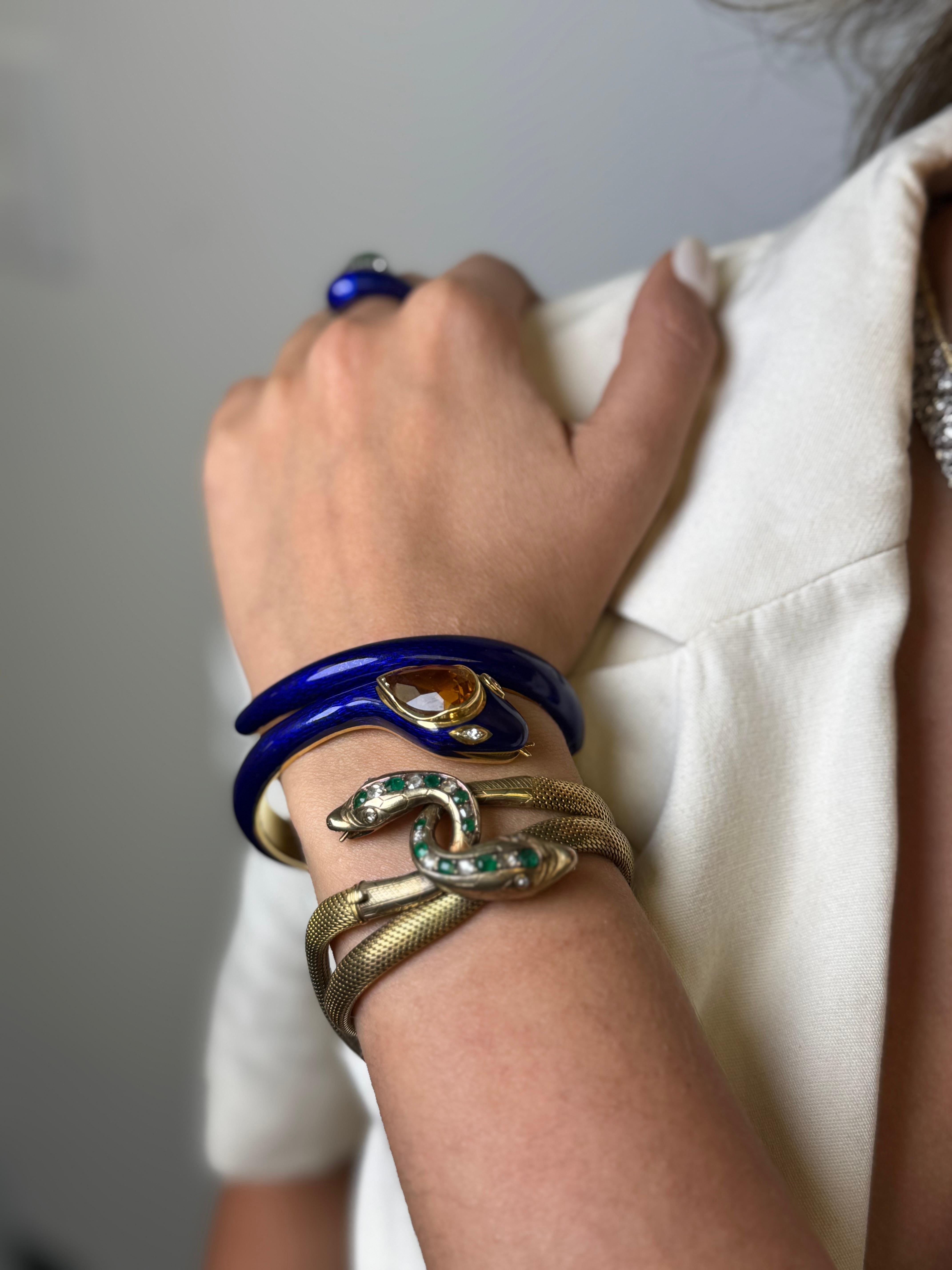 Bracciale a serpente con diamanti e smeraldi in oro giallo 14K In condizioni ottime in vendita a Great Neck Plaza, NY
