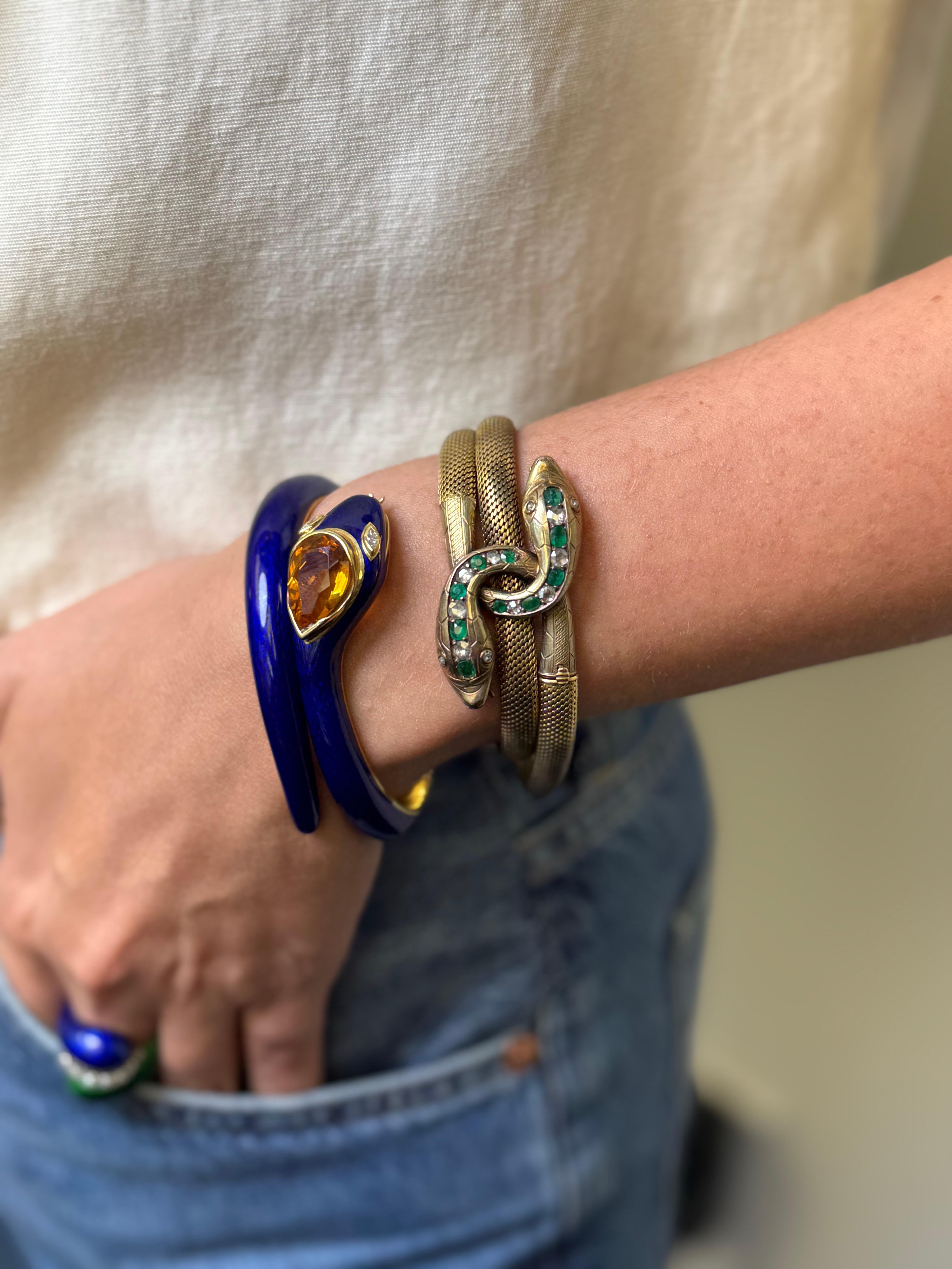 Bracciale a serpente con diamanti e smeraldi in oro giallo 14K in vendita 2