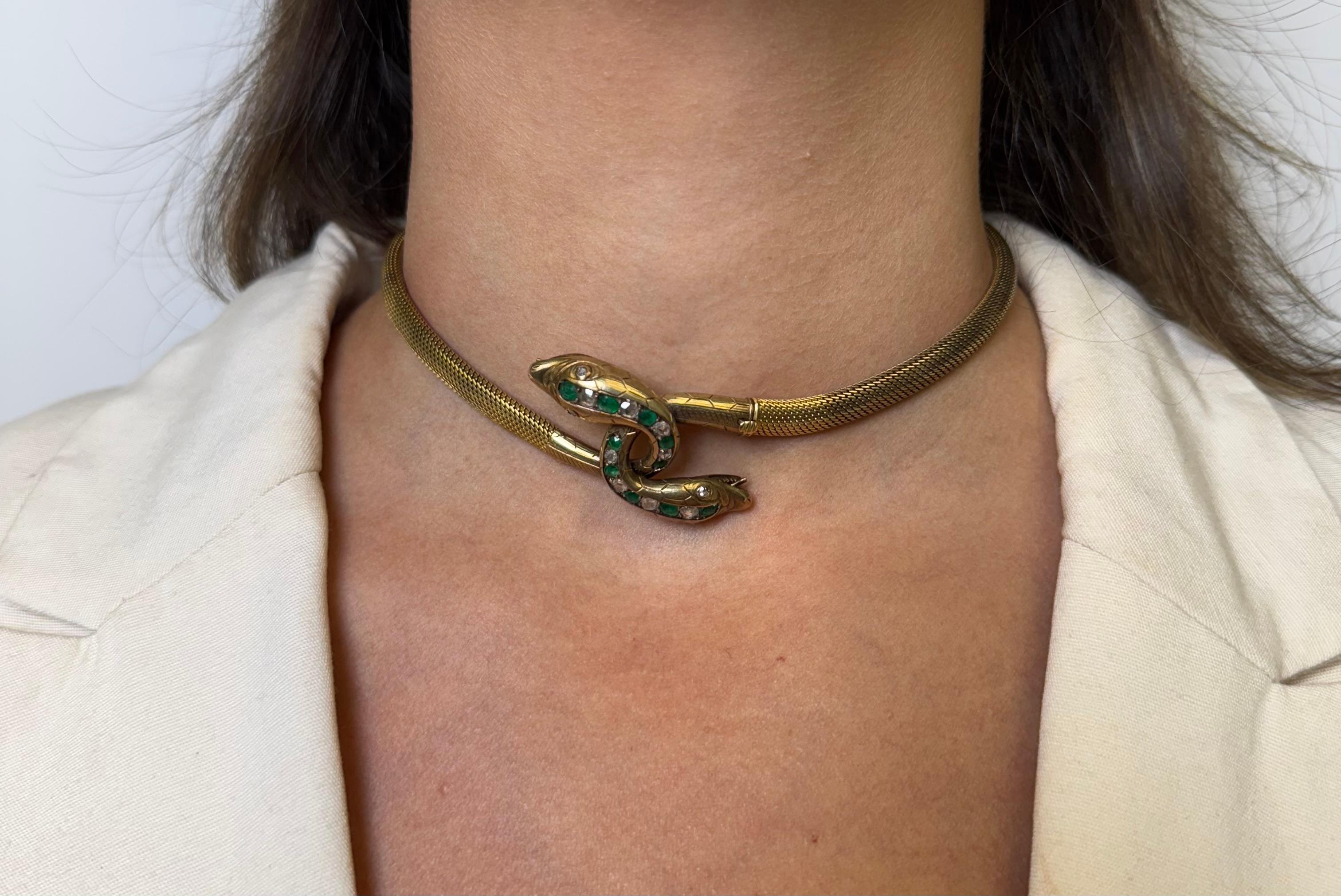 Bracciale a serpente con diamanti e smeraldi in oro giallo 14K in vendita 3