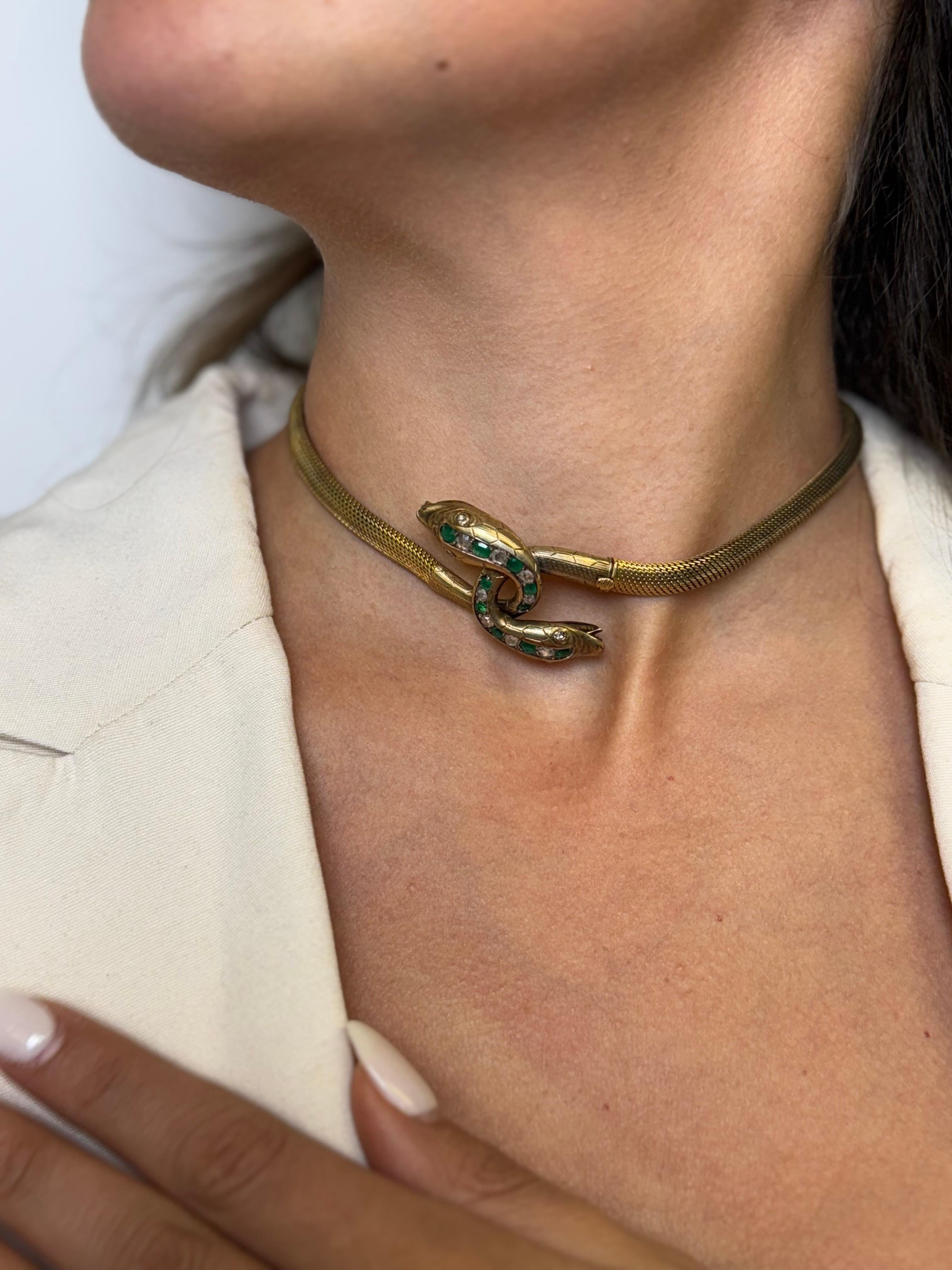 Bracciale a serpente con diamanti e smeraldi in oro giallo 14K in vendita 4