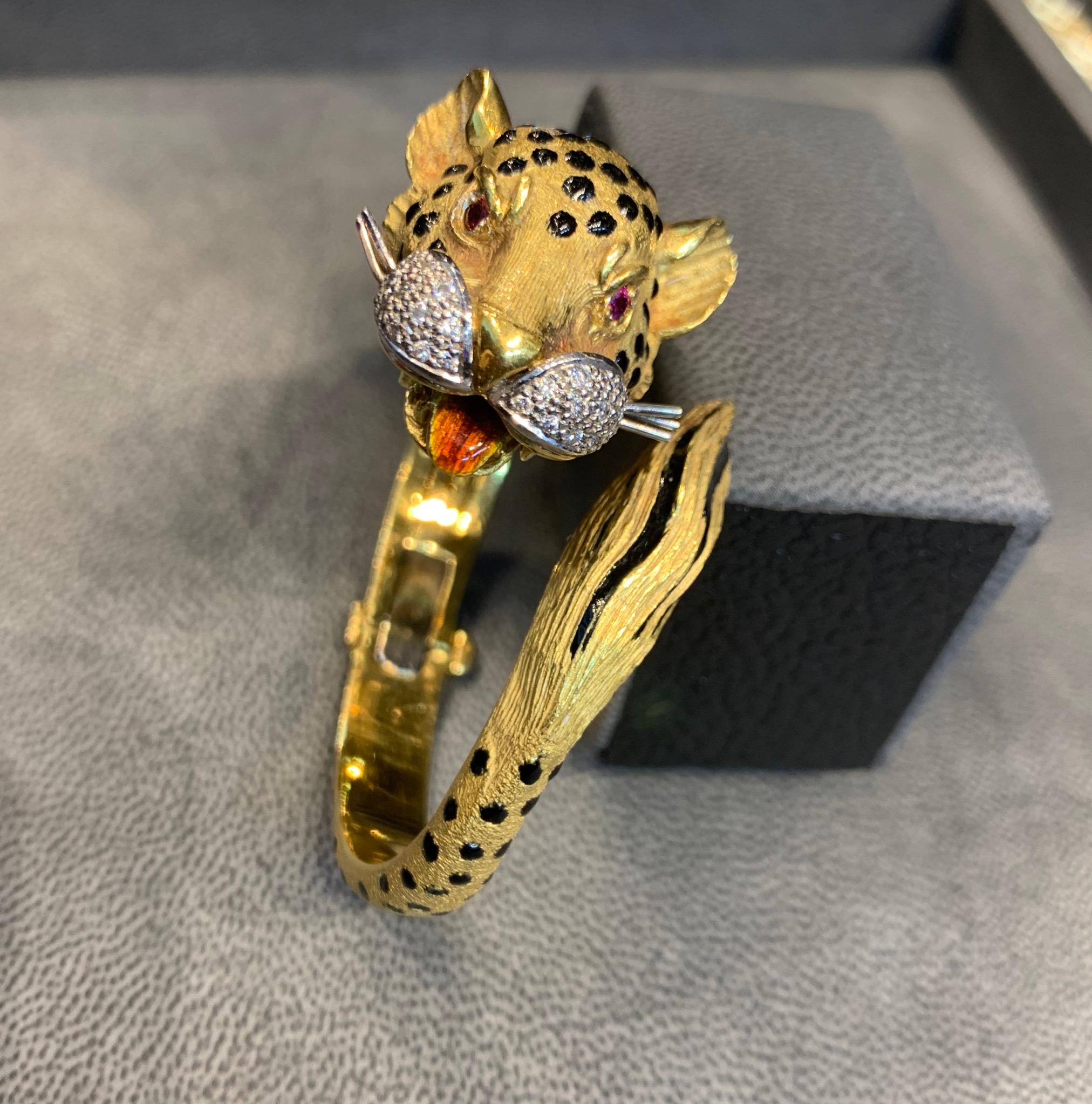 Gold Diamond and Enamel Leopard Bangle In Excellent Condition In New York, NY