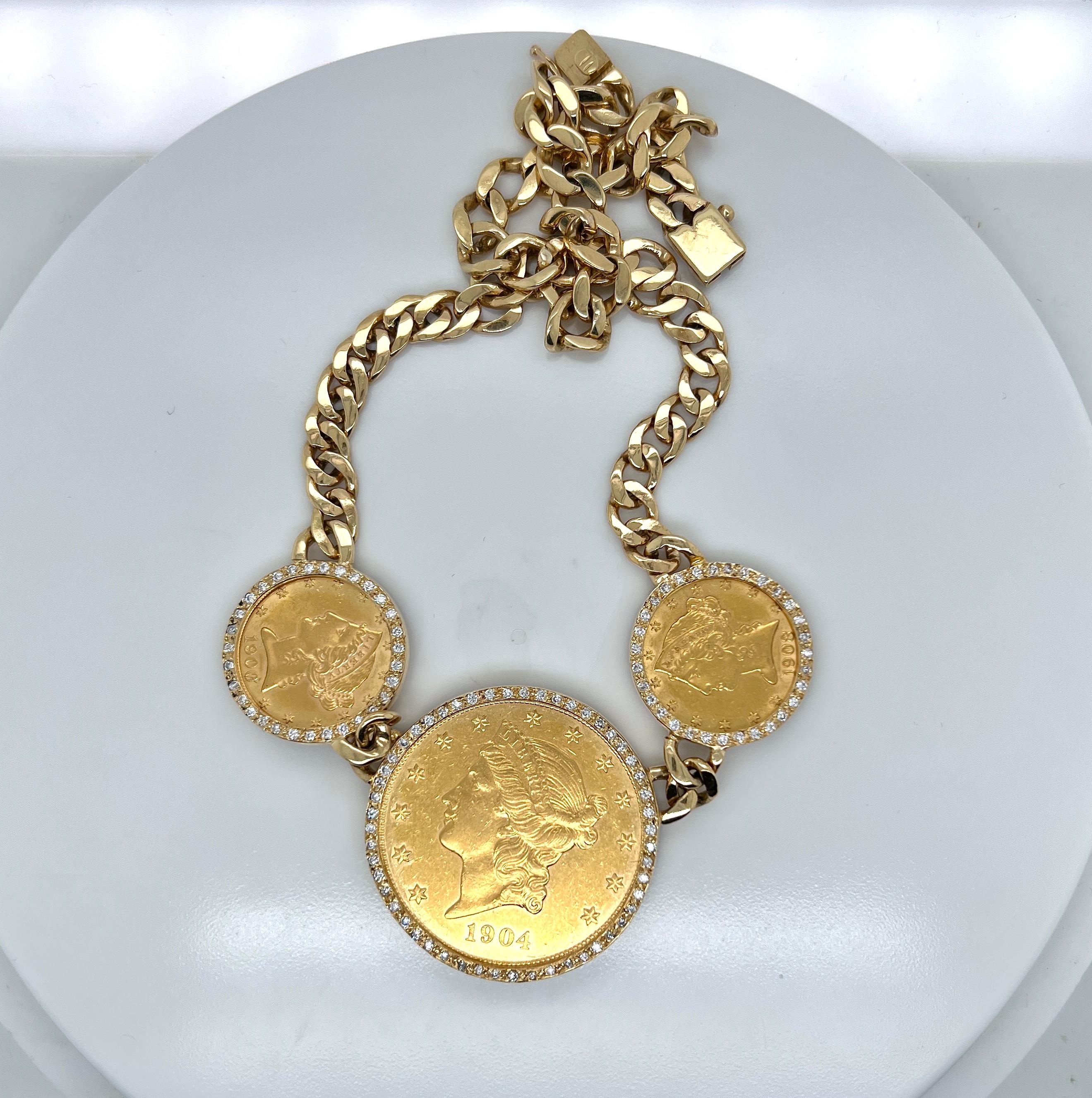 Collier en or 18K avec pièces de monnaie de la Liberté et diamants

Ce magnifique collier en or 18 carats est orné d'un extraordinaire trio d'authentiques pièces de monnaie en or américaines Liberty Head, chacune encadrée d'un halo de diamants