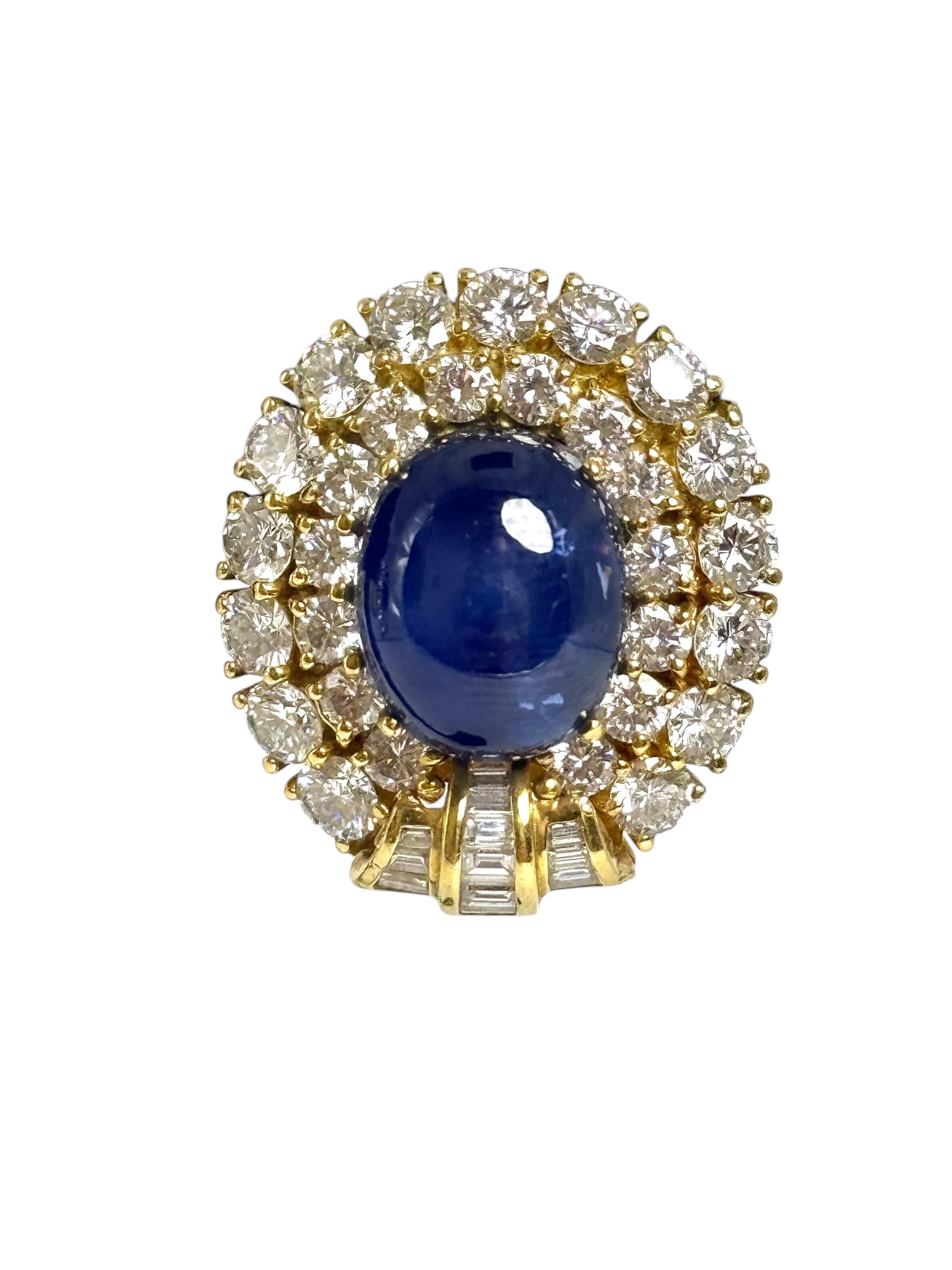 Ohrringklammern aus 18 Karat Gelbgold mit 2 ovalen Cabochon-Saphiren von ca. 33,94 Karat, umgeben von 58 Brillanten von ca. 10,26 Karat und 24 Baguetten von ca. 1,40 Karat