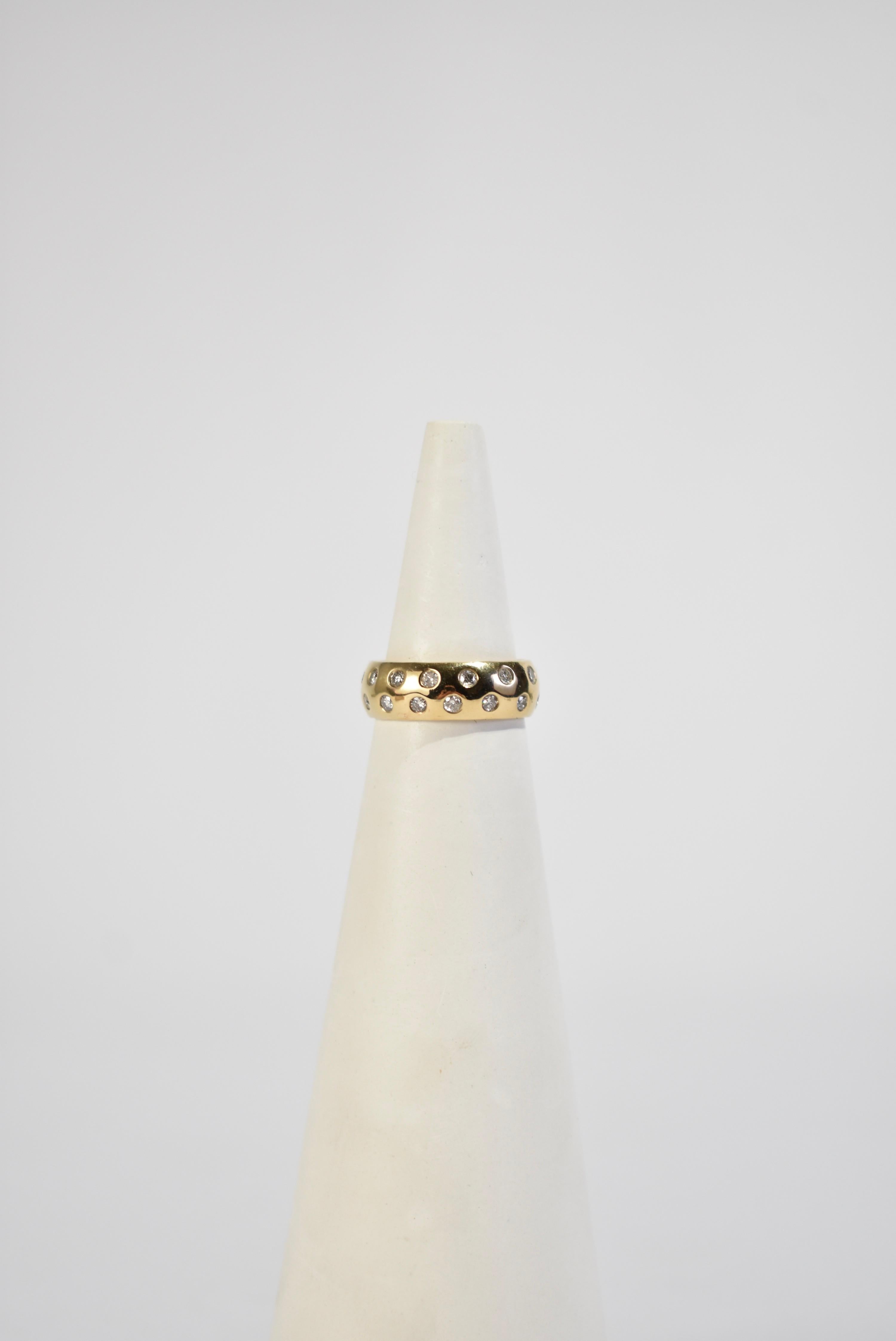 Stunning vintage gold ring with wrap around diamond detail. 

Material: 14k gold, diamond.

We recommend storing in a dry place and periodic polishing with a cloth.