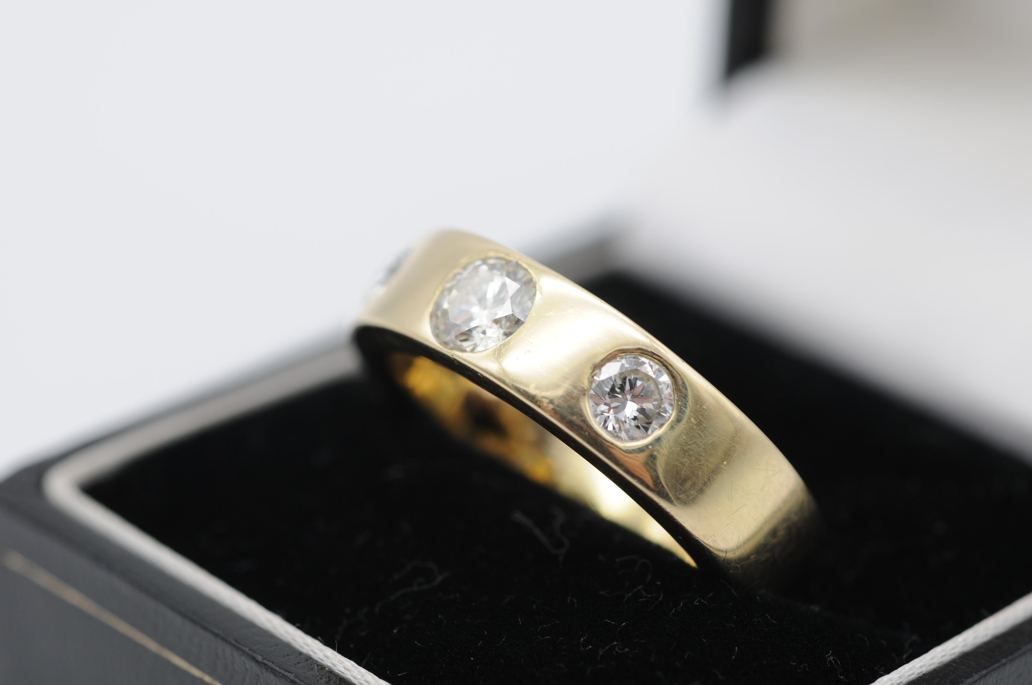 Gold Diamond Band Ring of 0.95 in 14k Yellow Gold  In Good Condition For Sale In Berlin, BE