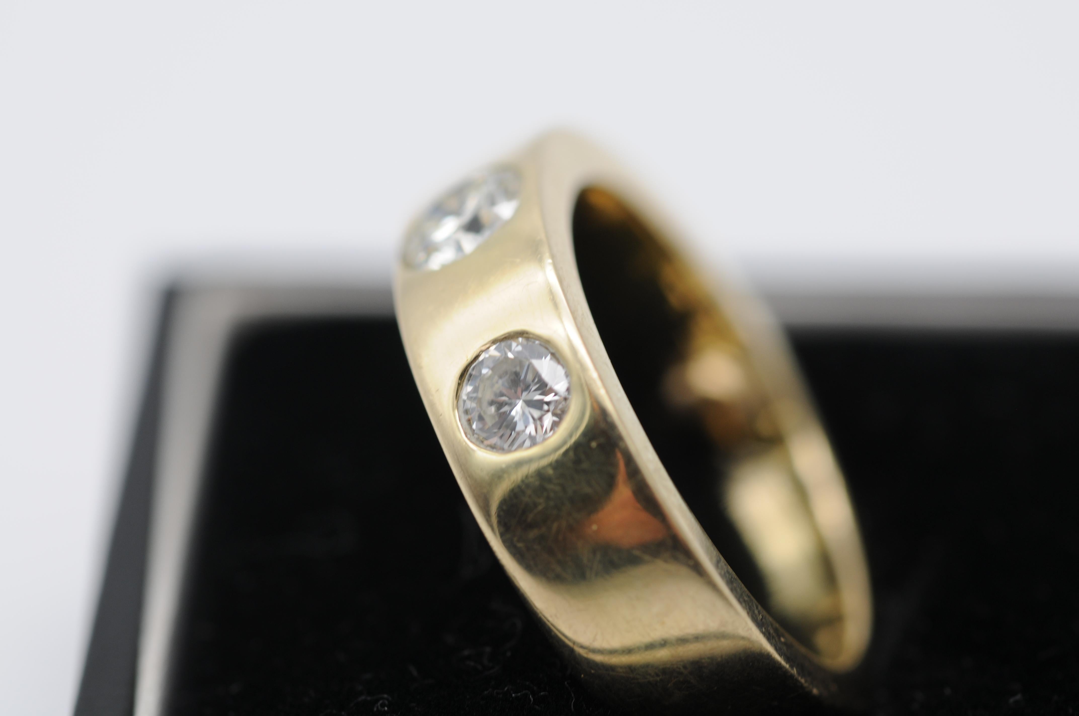 Diamantring aus Gold mit 0,95 in 14 Karat Gelbgold mit Diamanten  für Damen oder Herren im Angebot