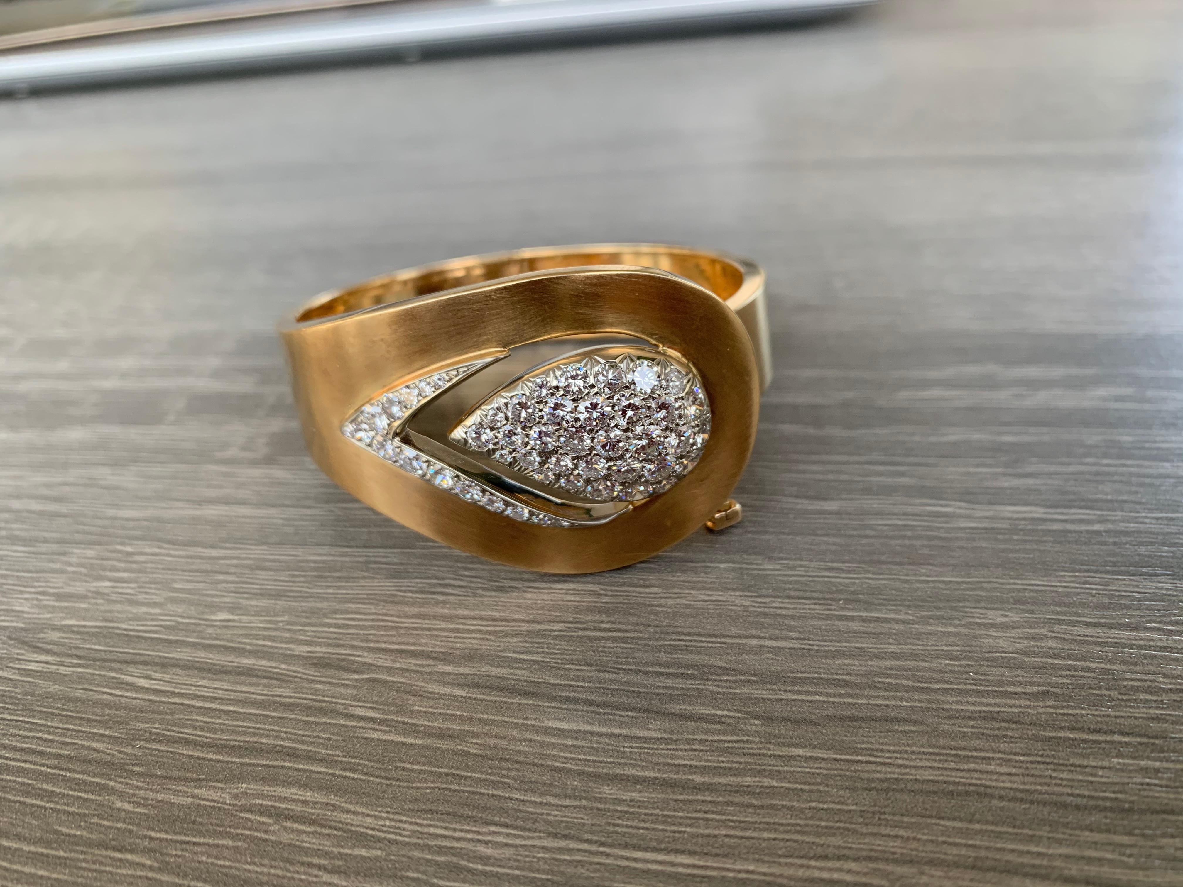Moderniste Bracelet jonc en or et diamants en vente
