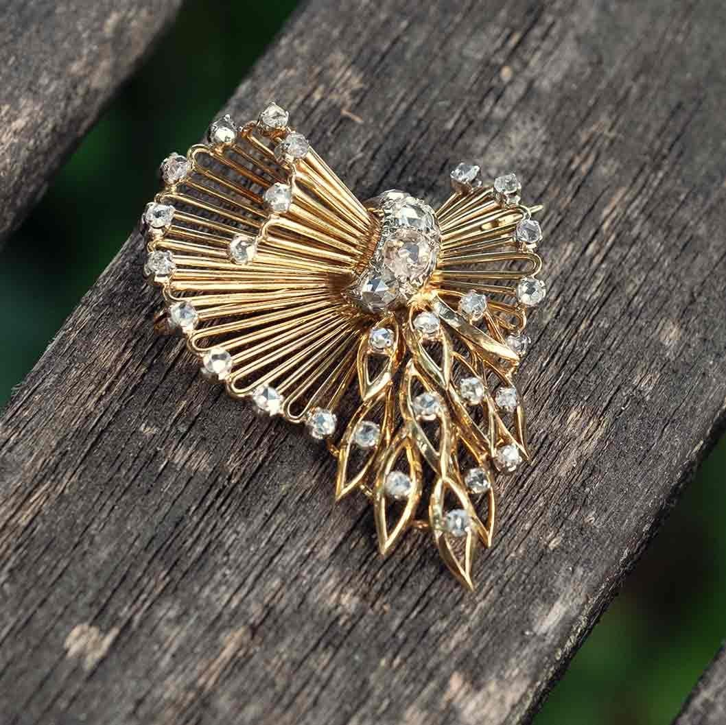 Round Cut Gold & Diamond Bow shaped Brooch For Sale