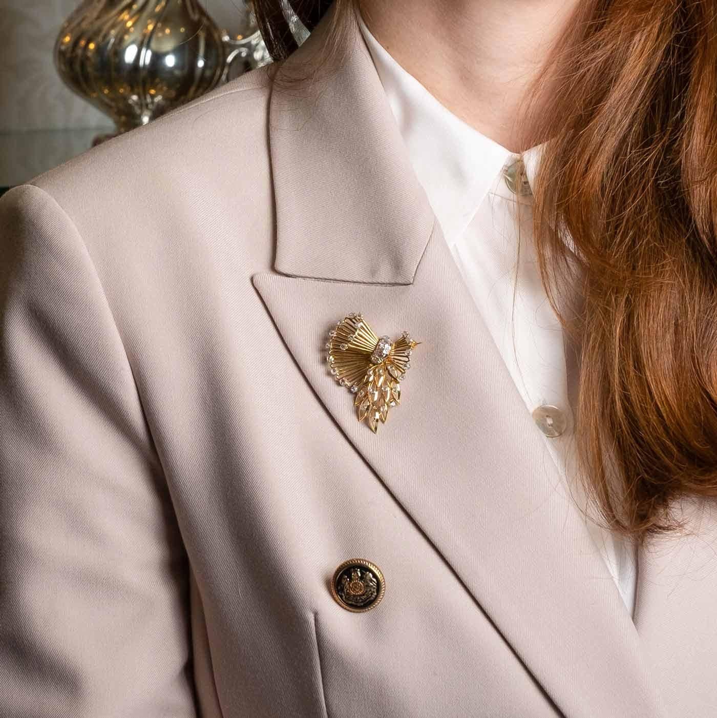 Bow shaped brooch form the 1940s in 18 carat gold with rose cut diamonds surrounding a central old cut diamond for 2 carats in total.

Highlights
- 18ct yellow gold
- Diamonds weigh approximately 2ct
- Period: 1940s circa

Measurements
- Width 4 cm