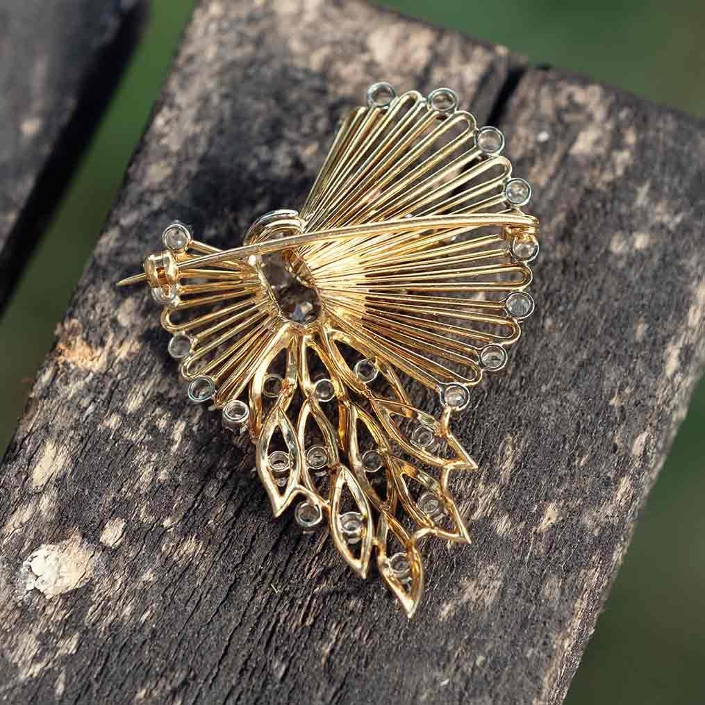 Gold & Diamond Bow shaped Brooch In Good Condition For Sale In Milano, MI