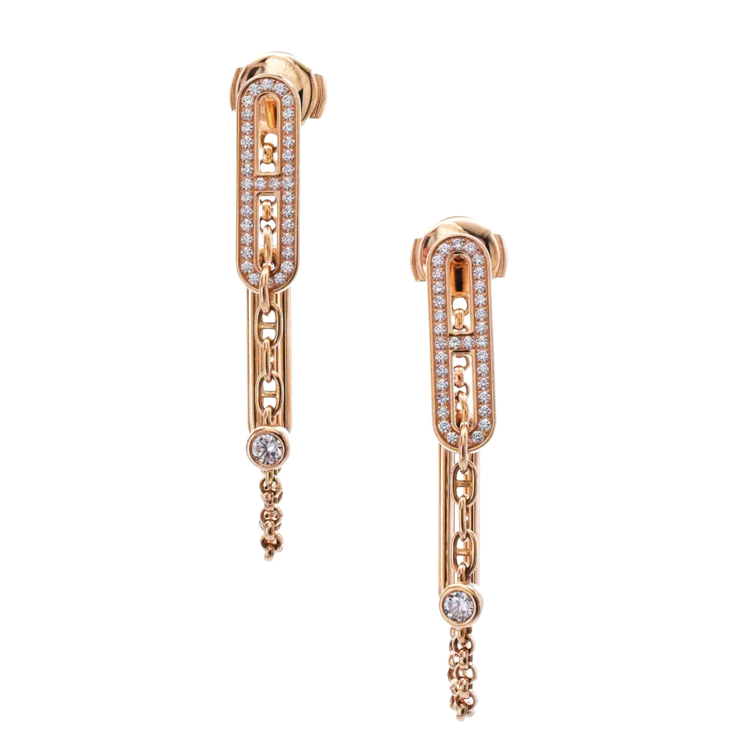 Orecchini a catena d'oro con diamanti D'Ancre. Gli orecchini
sono realizzati in oro rosa 18 carati e presentano gocce di Chaine
Motivi d'Ancre accentati con pavé e castone incastonato
diamanti tondi a brillante cu. Con dedica: Hermes,