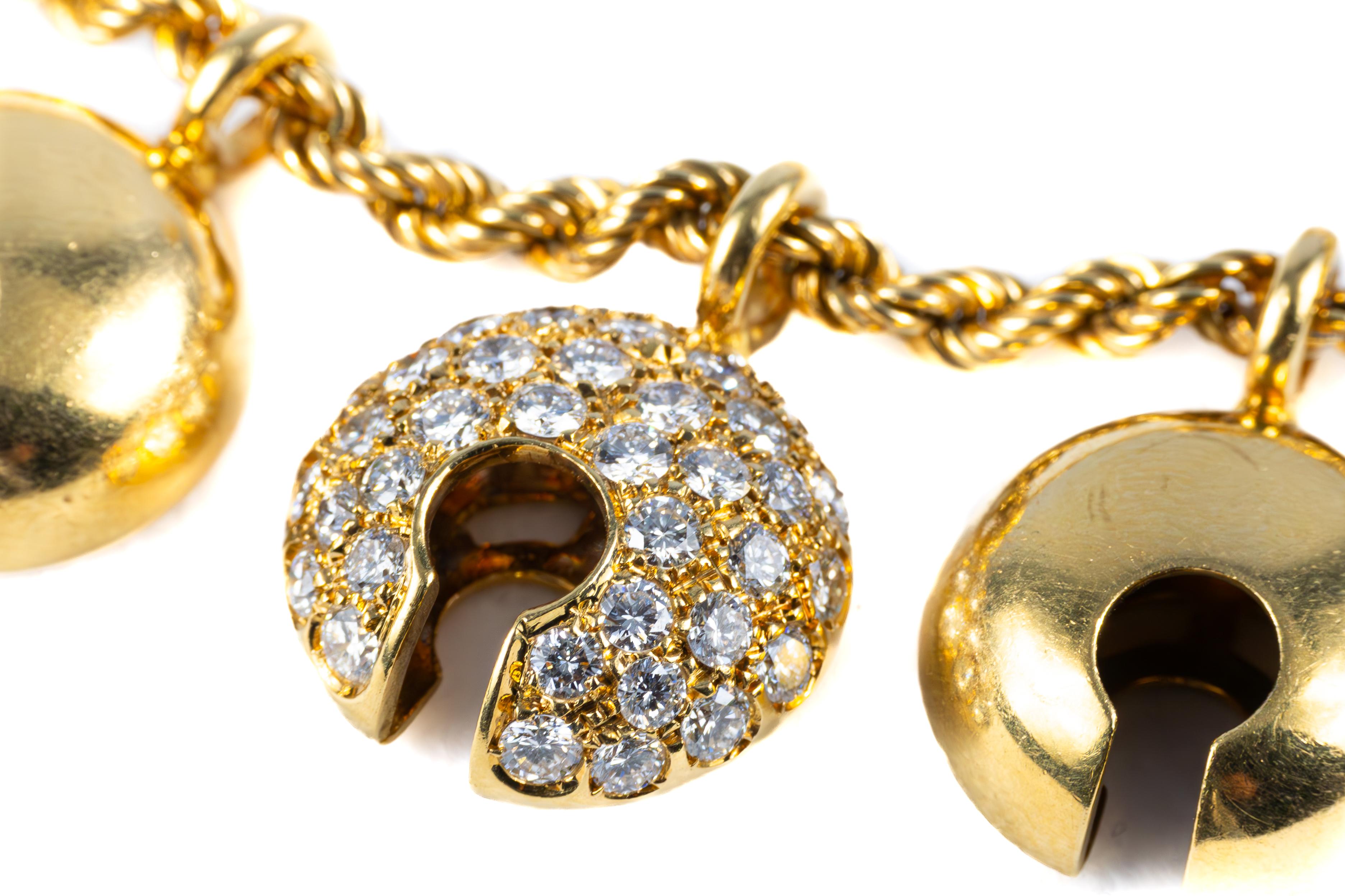 Collier carillon en or avec diamants

Ce collier en or 18 carats comporte 24 carillons sculptés qui produisent un son délicat avec le mouvement. Parmi eux, quatre carillons sont luxueusement ornés de brillants de taille ronde, ajoutant un contraste