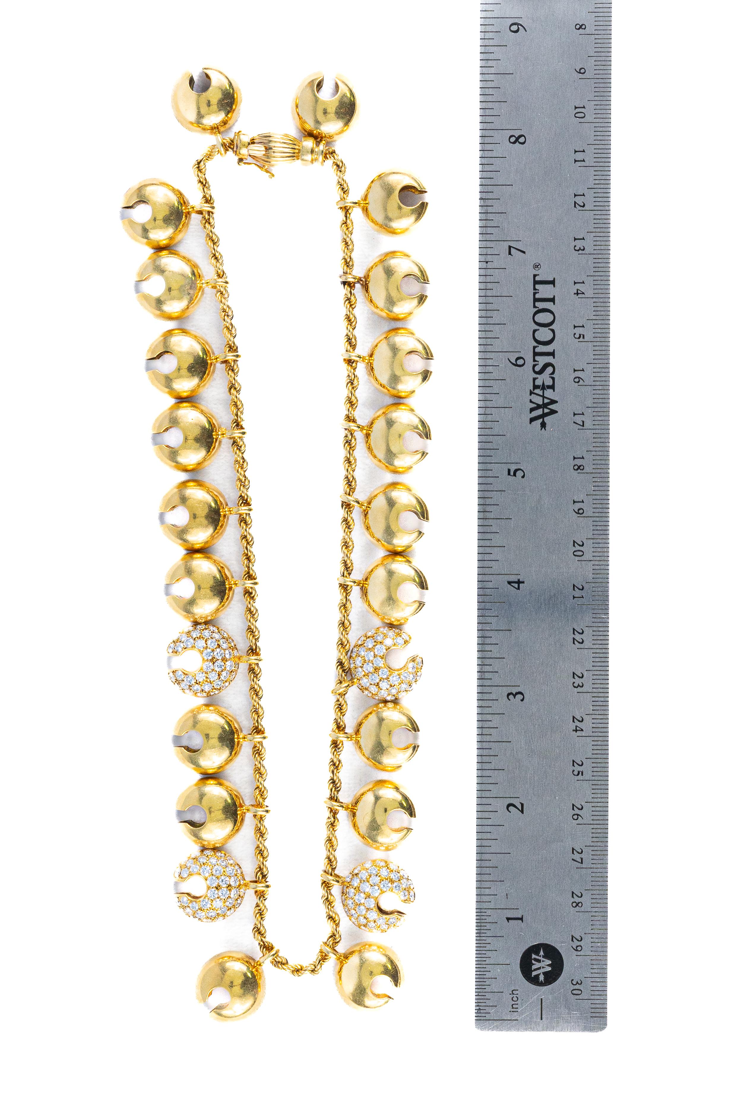 Taille ronde Collier carillon en or avec diamants en vente