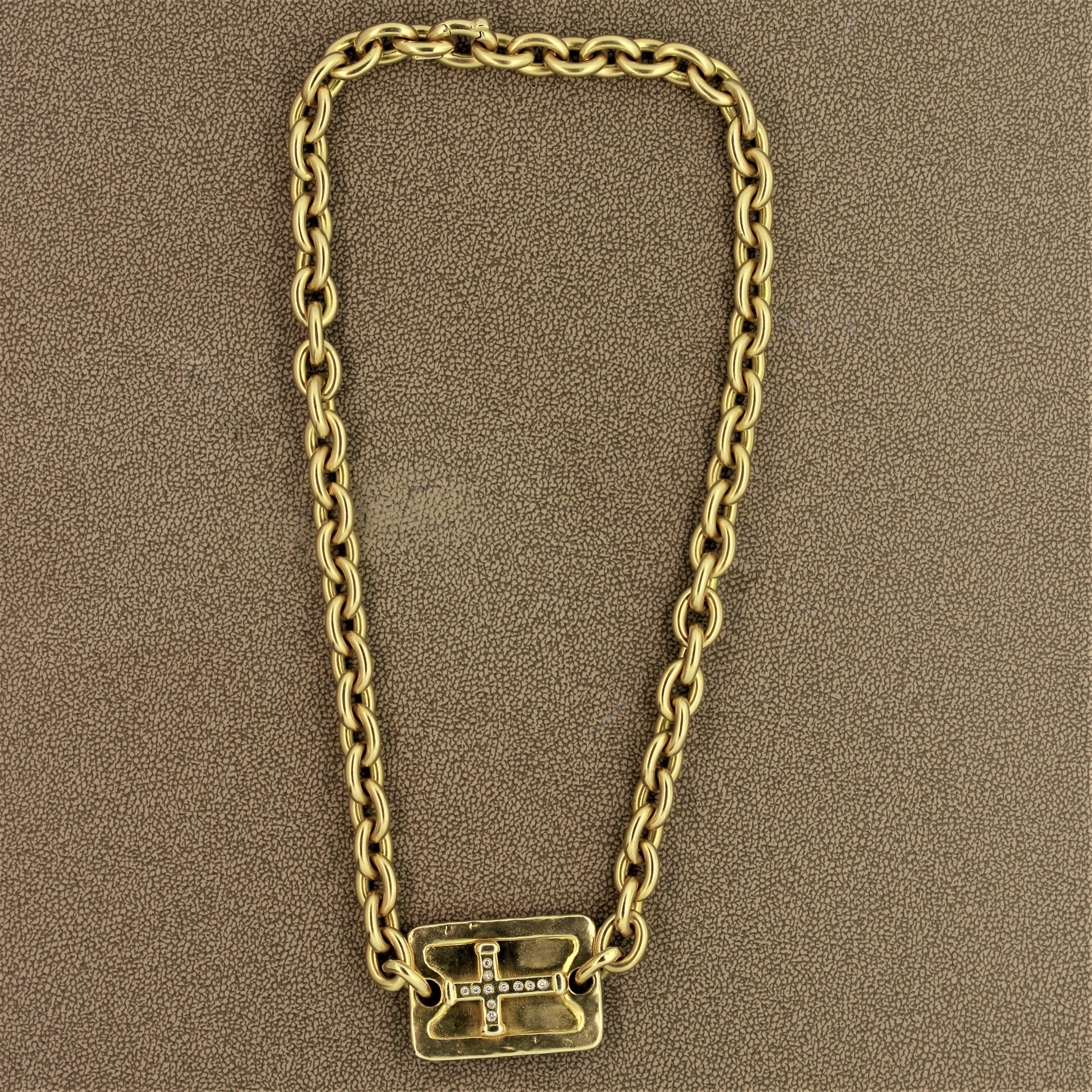 Eine schöne Halskette mit einem diamantbesetzten Kreuz in der Mitte. Die Kette und das Schmuckstück haben ein weiches, mattes Finish, das sich angenehm anfühlt. Die Kreuzplakette ist aus 14k Gelbgold, die Kette aus 18k Gelbgold.

Länge: 16,5 Zoll