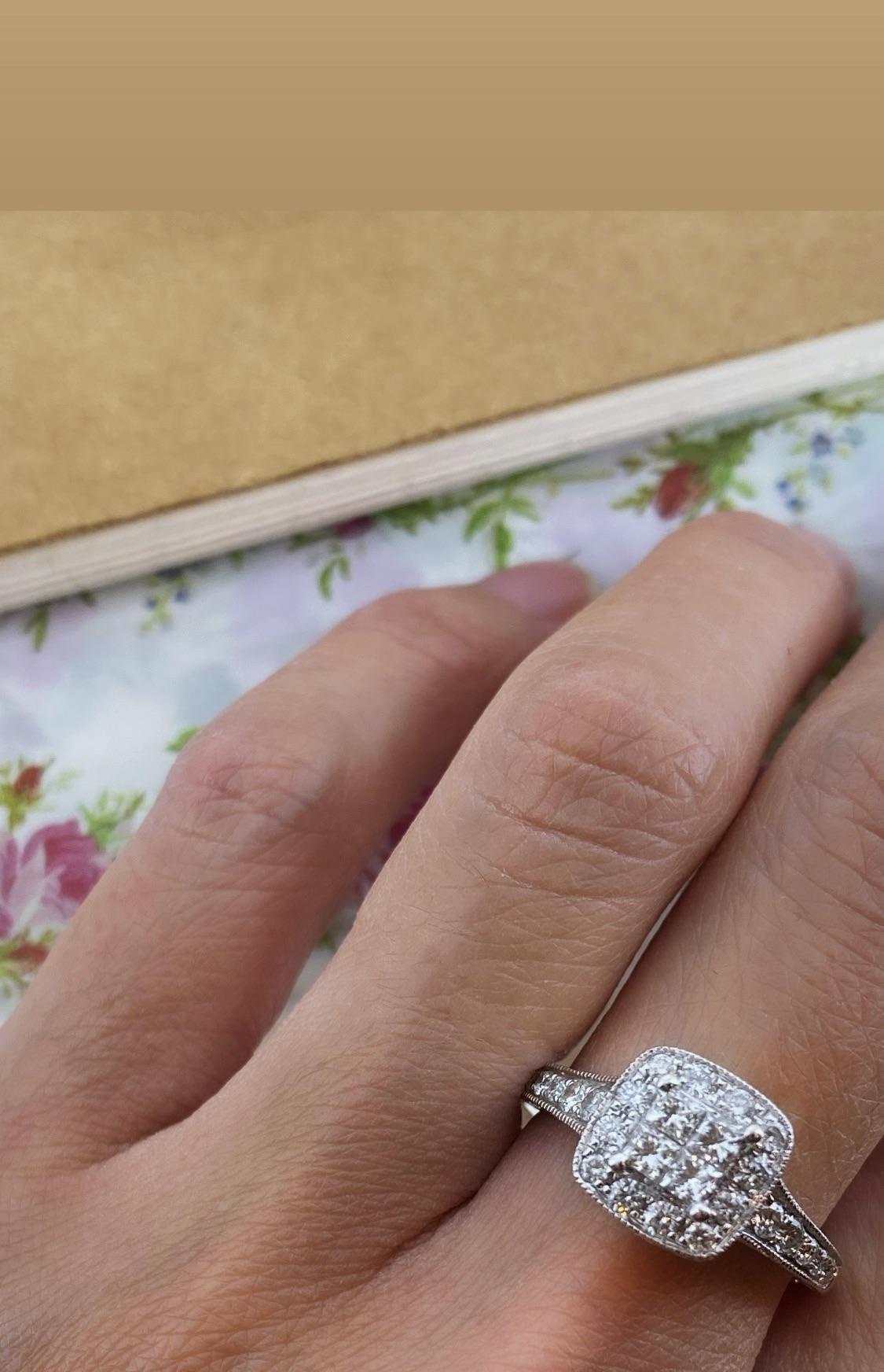 Donna Anello in oro e diamanti a forma di cuscino con incastonatura a illusione di Michael Hill in vendita