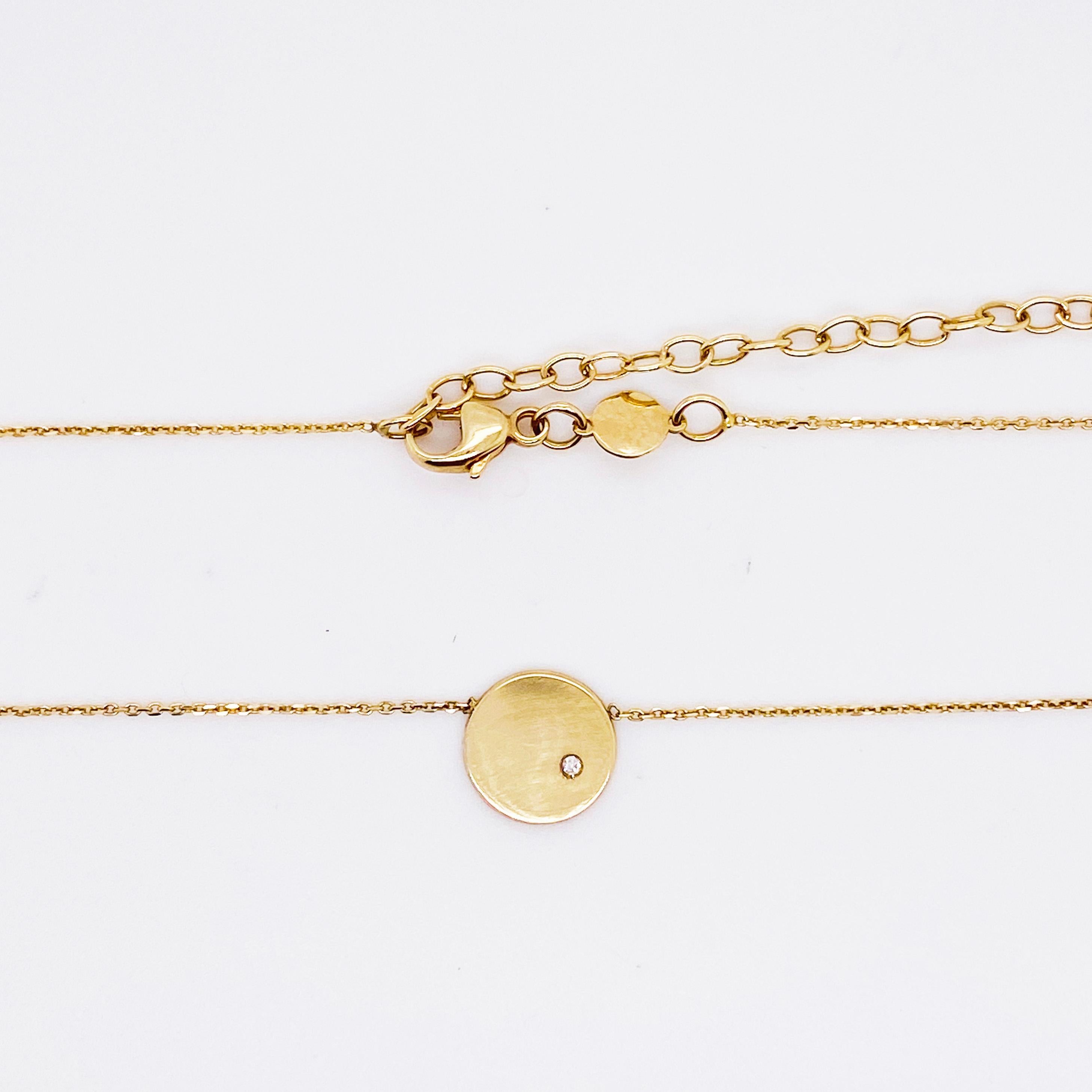 Diamant-Scheiben-Halskette aus 14 Karat Gold mit runder Diamant-Akzent-Gravurscheibe (Moderne) im Angebot