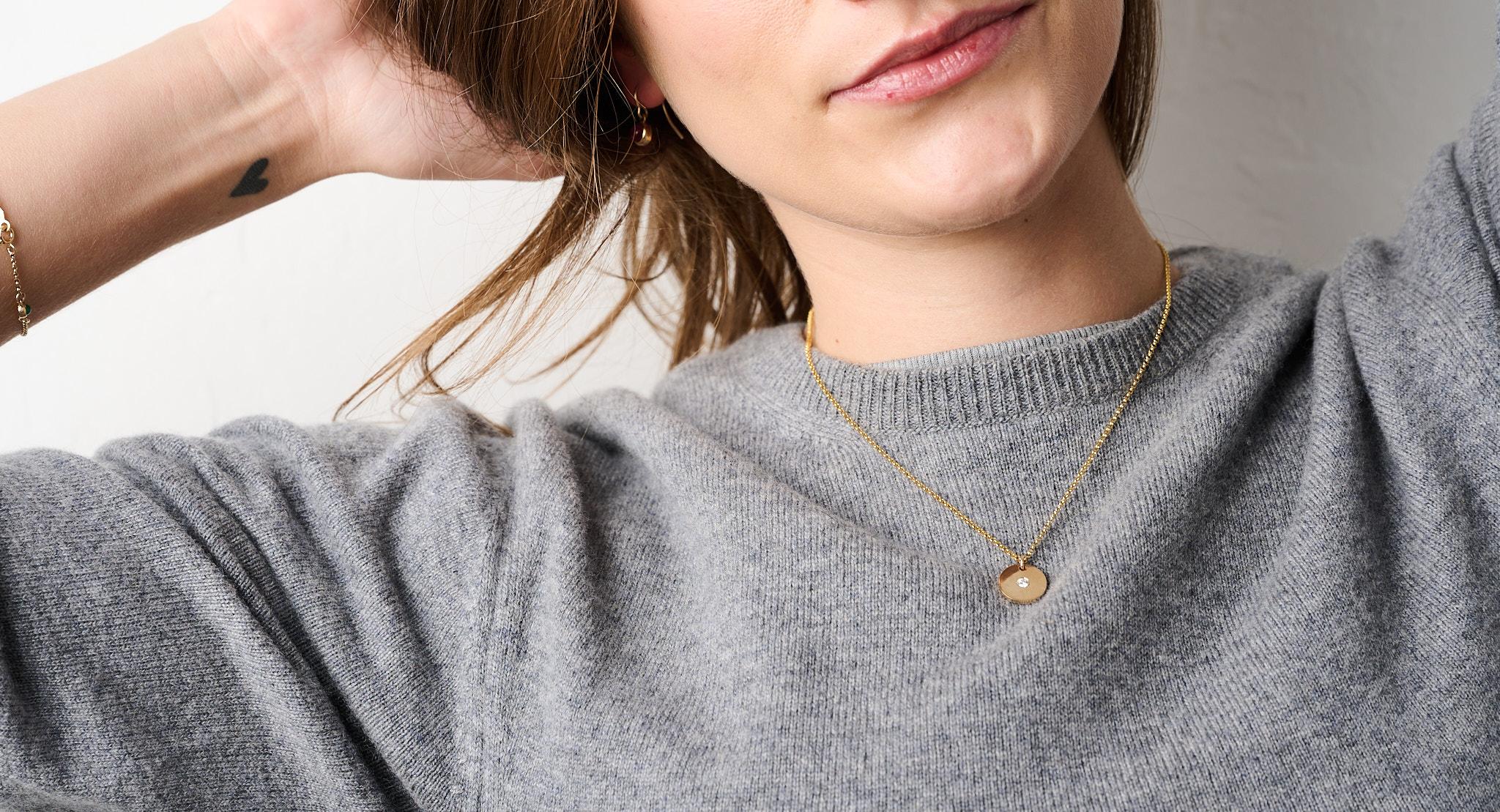 Collana con disco di diamanti in oro in vendita 2