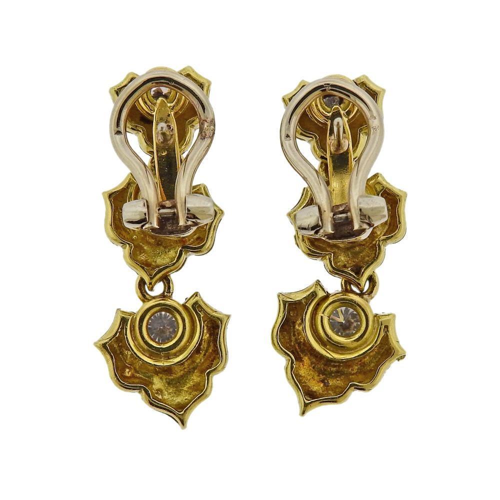 Boucles d'oreilles pendantes en or avec diamants Excellent état - En vente à New York, NY