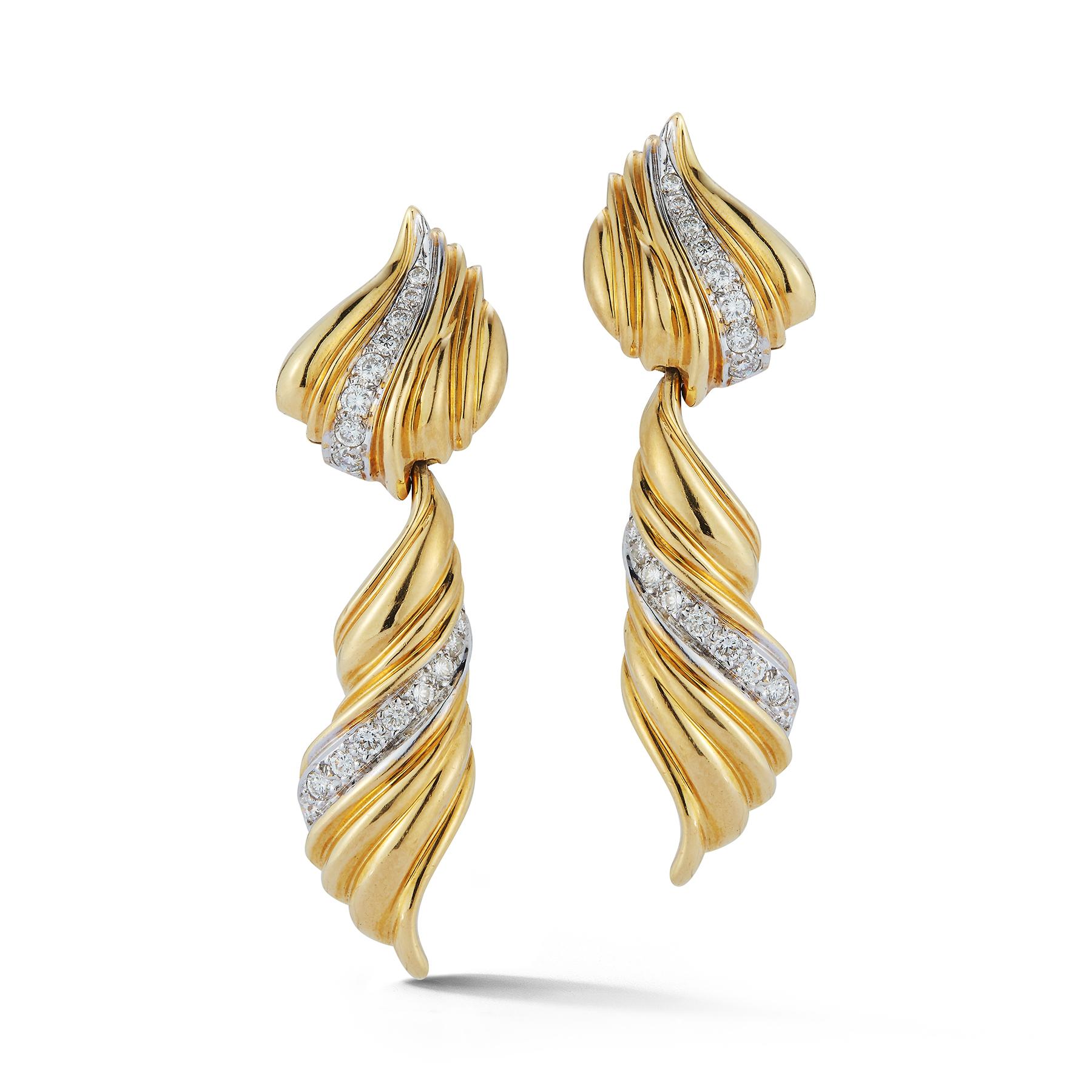 Gold & Diamond Earrings, round cut diamonds approximately 1.50 cts set in 18K yellow gold.
Measurements: 2